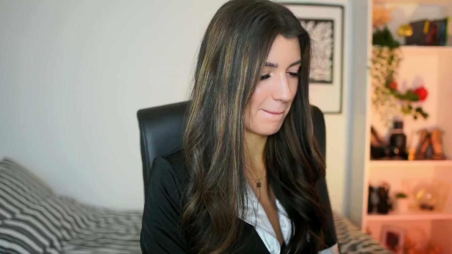Gallery image thumbnail from Julia_Roca's myfreecams stream on, 10/25/2024, 08:24 image 16 of 20