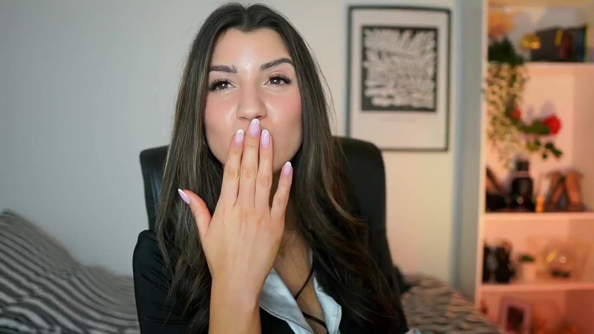 Gallery image thumbnail from Julia_Roca's myfreecams stream on, 10/25/2024, 09:40 image 4 of 20