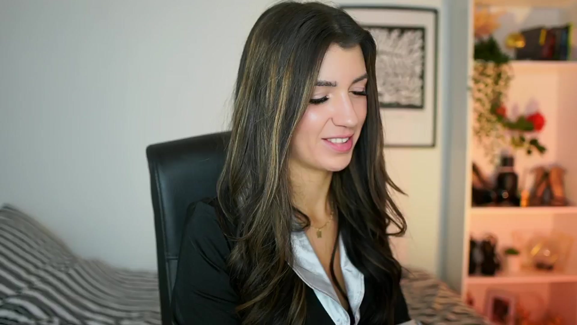 Gallery image thumbnail from Julia_Roca's myfreecams stream on, 10/25/2024, 09:40 image 3 of 20