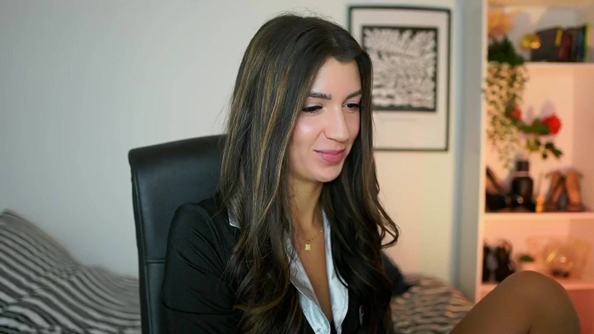Gallery image thumbnail from Julia_Roca's myfreecams stream on, 10/25/2024, 09:40 image 1 of 20