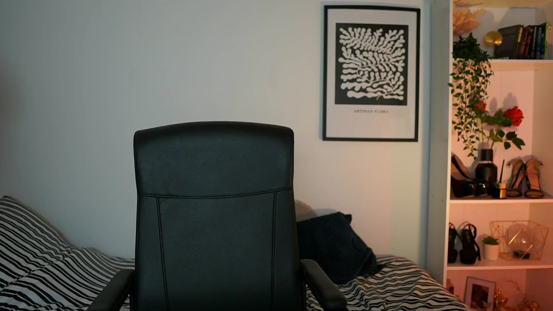 Gallery image thumbnail from Julia_Roca's myfreecams stream on, 10/25/2024, 09:40 image 10 of 20