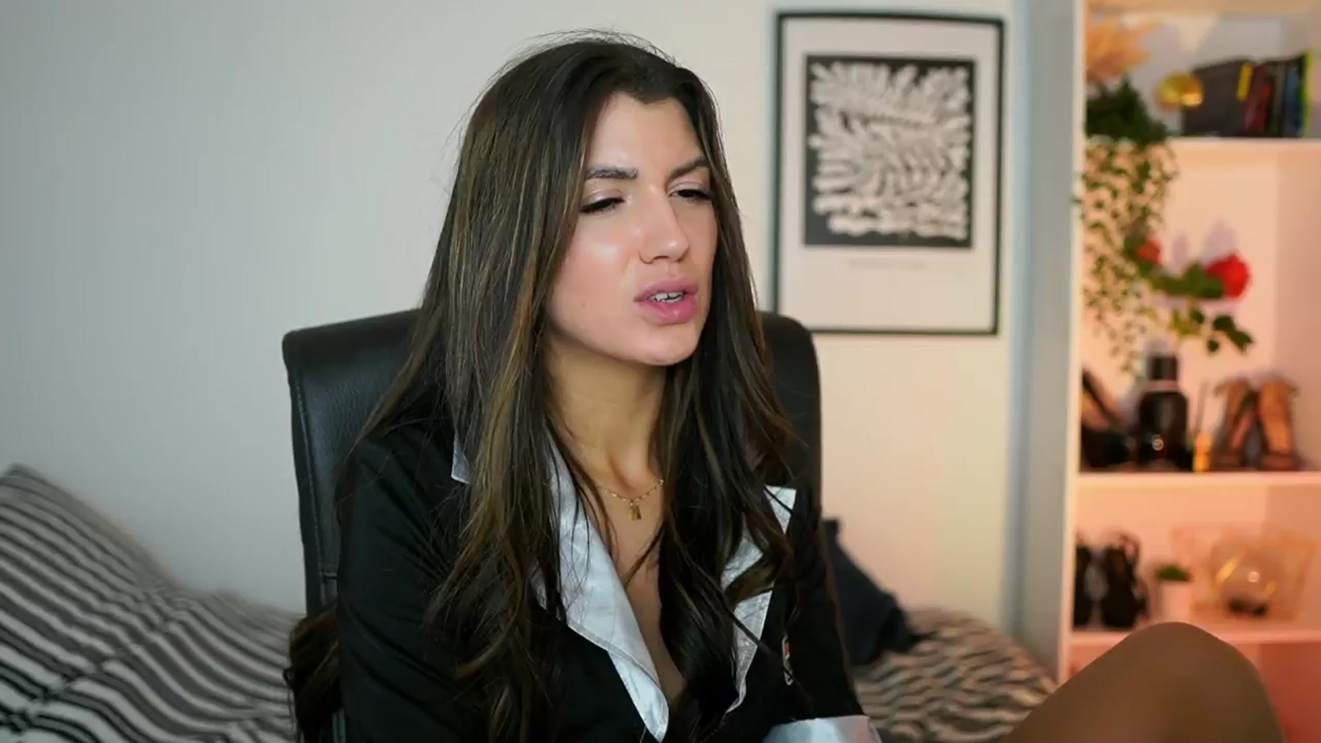 Gallery image thumbnail from Julia_Roca's myfreecams stream on, 10/25/2024, 12:29 image 9 of 20