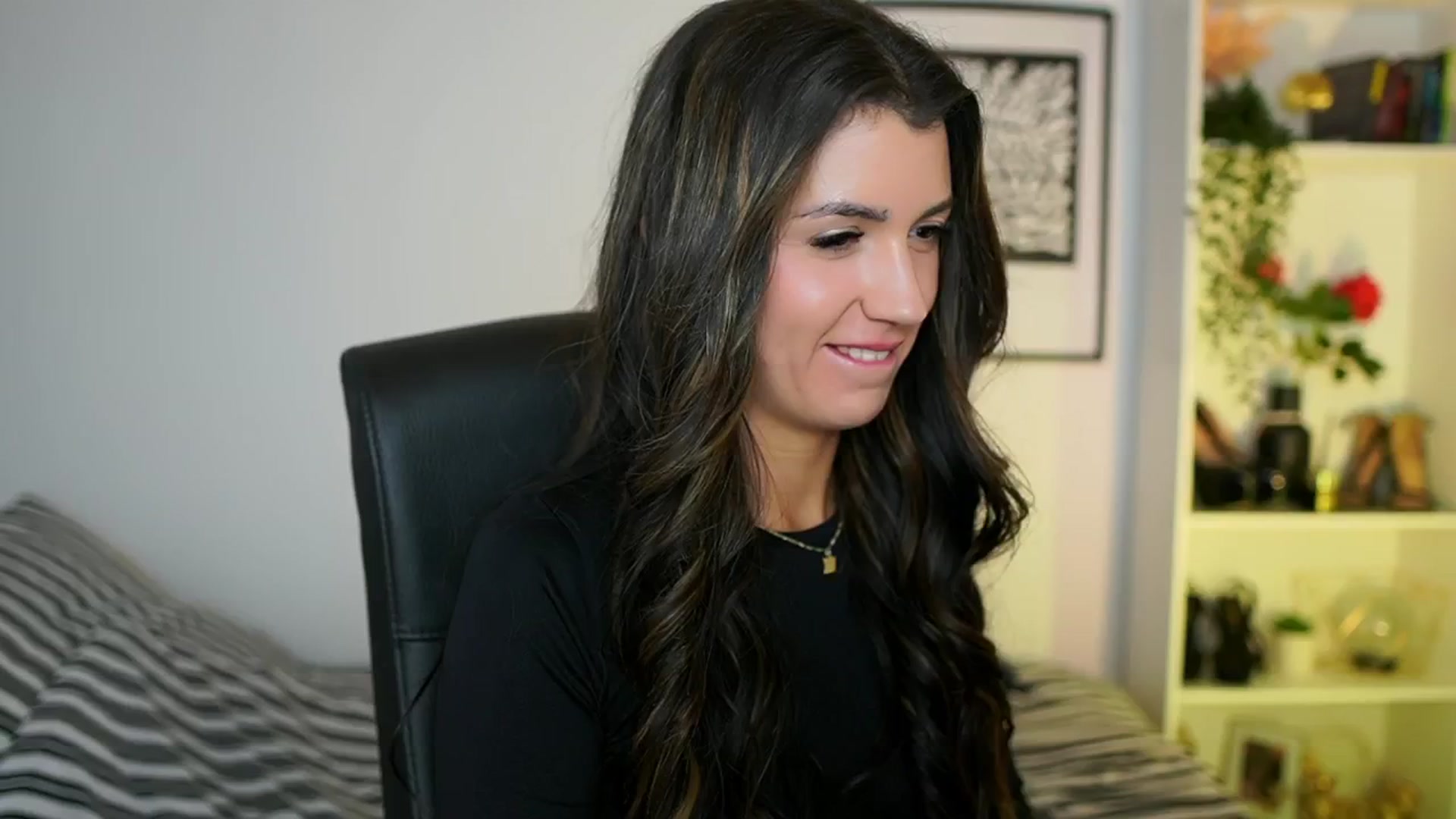 Gallery image thumbnail from Julia_Roca's myfreecams stream on, 10/26/2024, 16:15 image 9 of 20