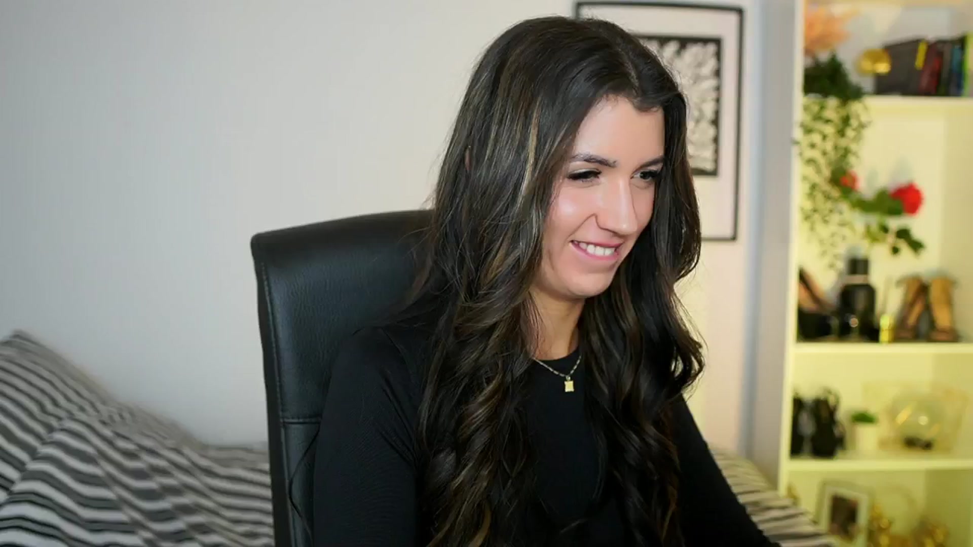 Gallery image thumbnail from Julia_Roca's myfreecams stream on, 10/26/2024, 16:15 image 10 of 20