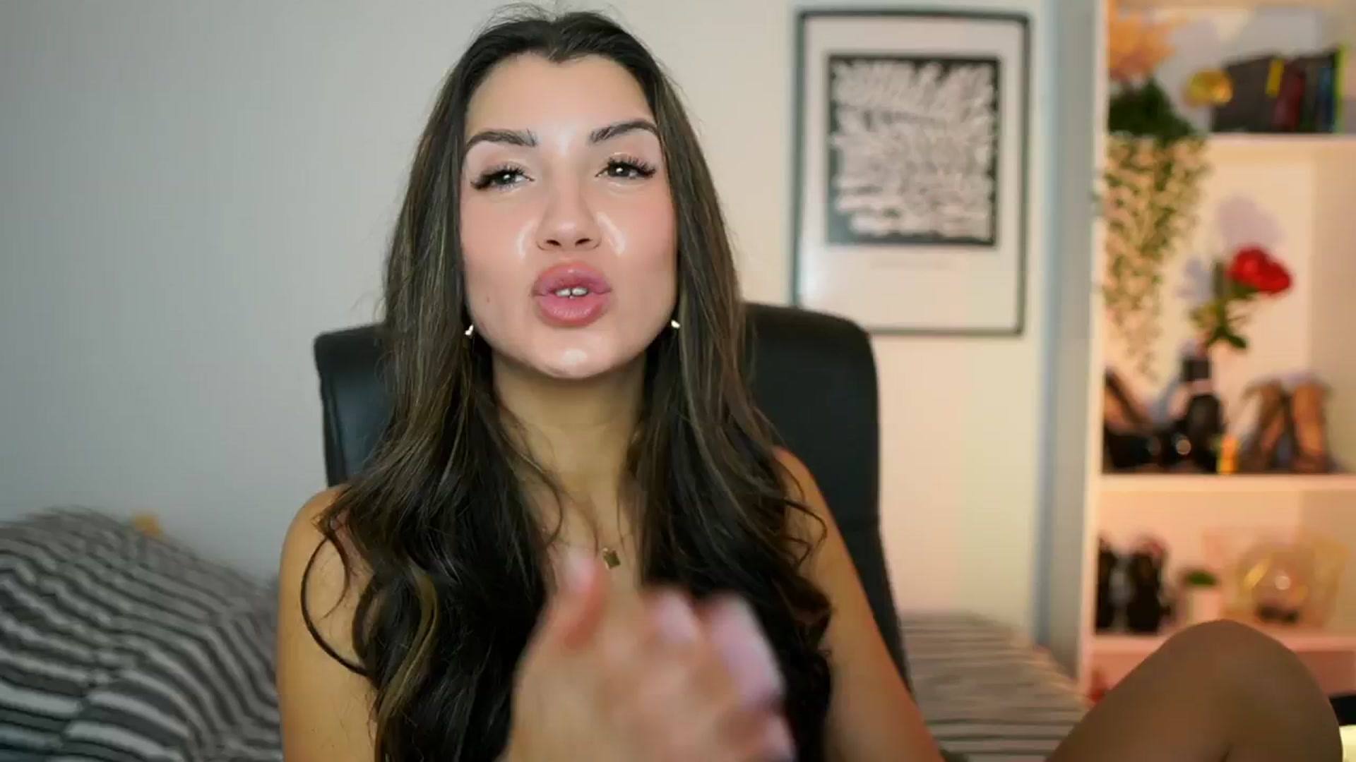 Gallery image thumbnail from Julia_Roca's myfreecams stream on, 10/27/2024, 15:03 image 12 of 20