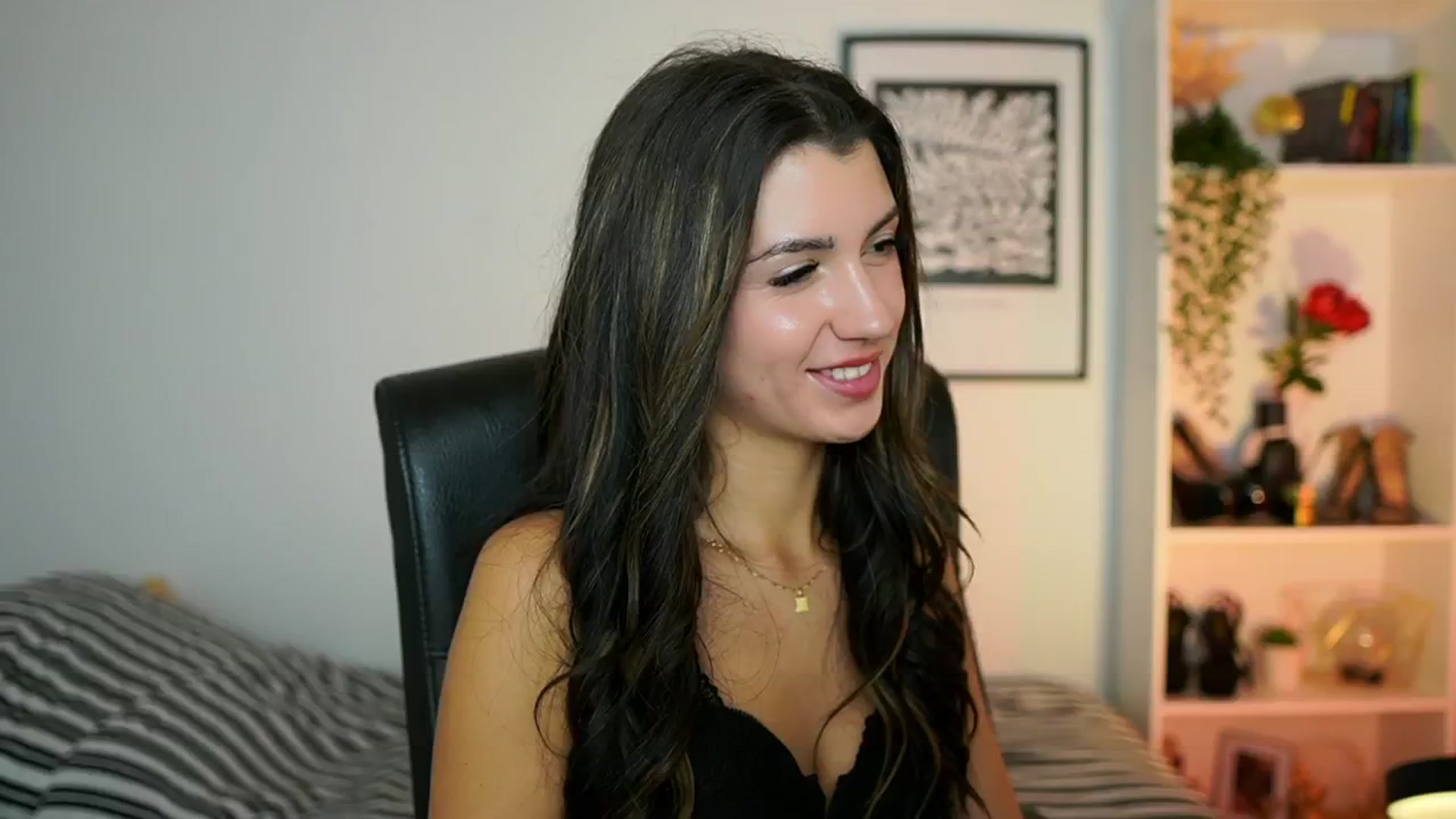 Gallery image thumbnail from Julia_Roca's myfreecams stream on, 10/27/2024, 17:38 image 7 of 20
