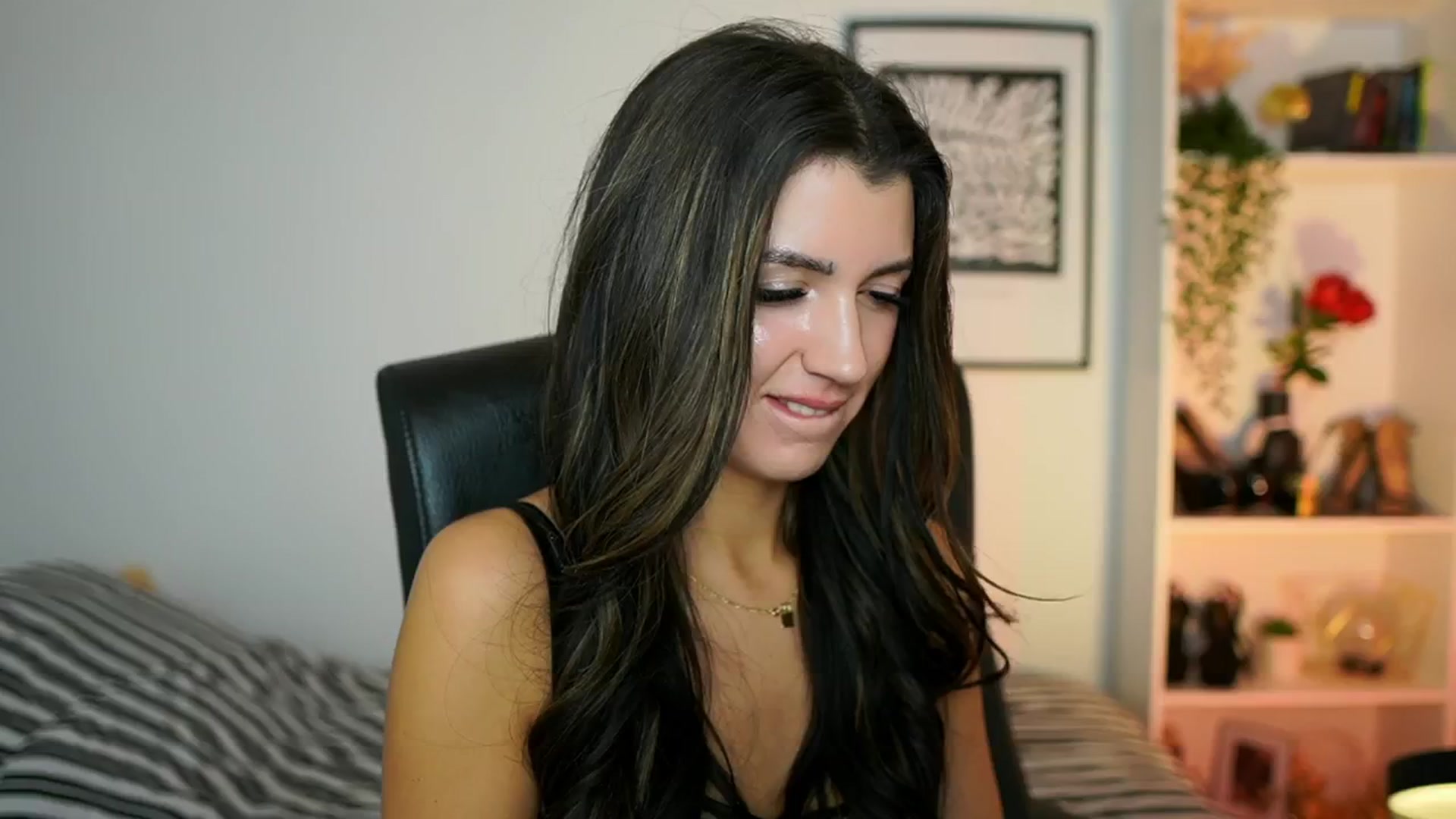 Gallery image thumbnail from Julia_Roca's myfreecams stream on, 10/27/2024, 19:13 image 19 of 20
