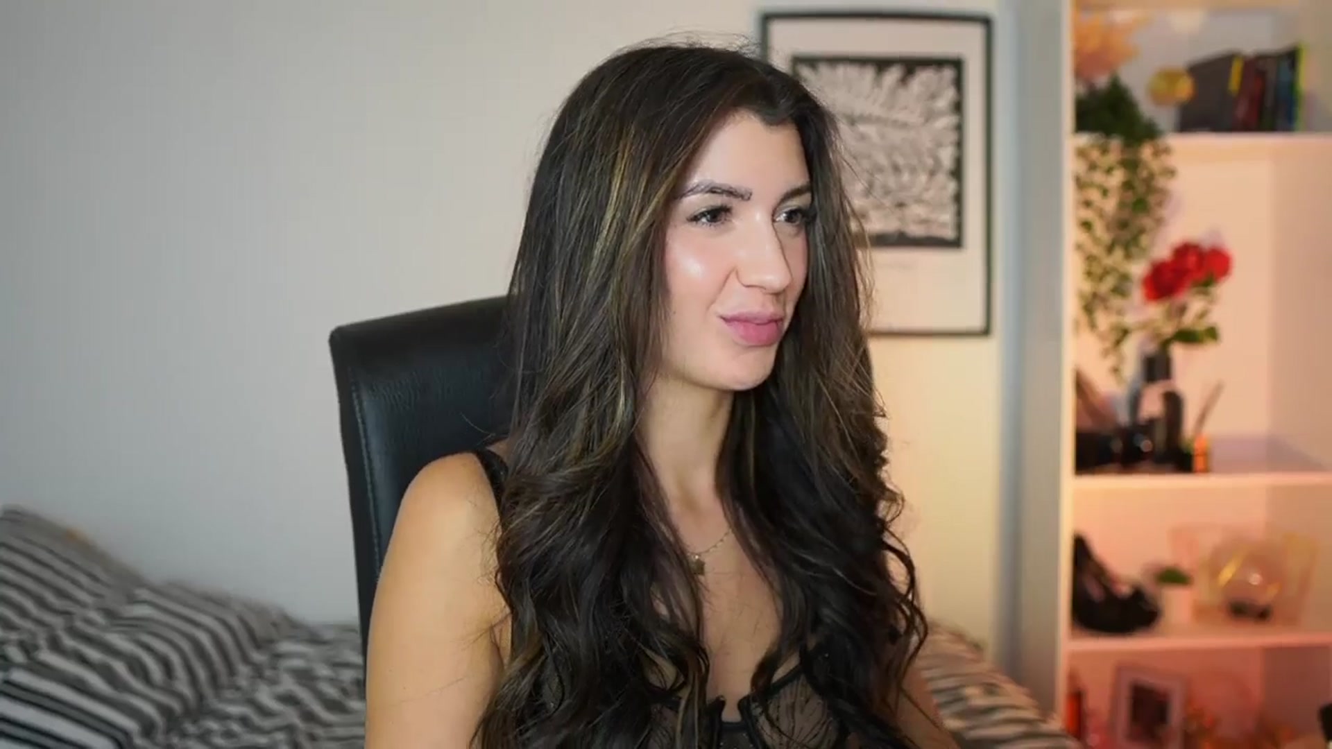 Gallery image thumbnail from Julia_Roca's myfreecams stream on, 11/10/2024, 16:43 image 9 of 20