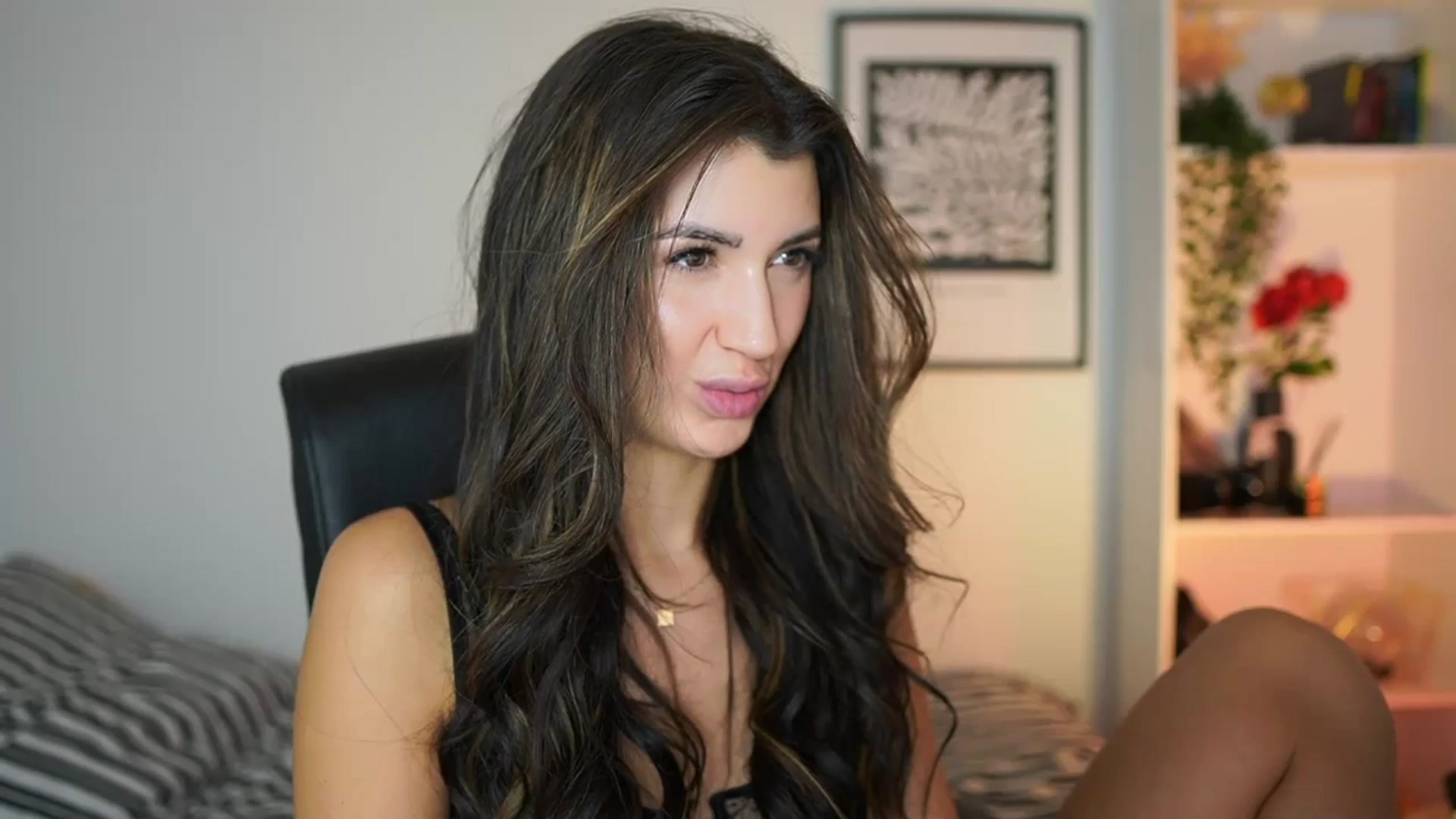 Gallery image thumbnail from Julia_Roca's myfreecams stream on, 11/10/2024, 16:43 image 19 of 20