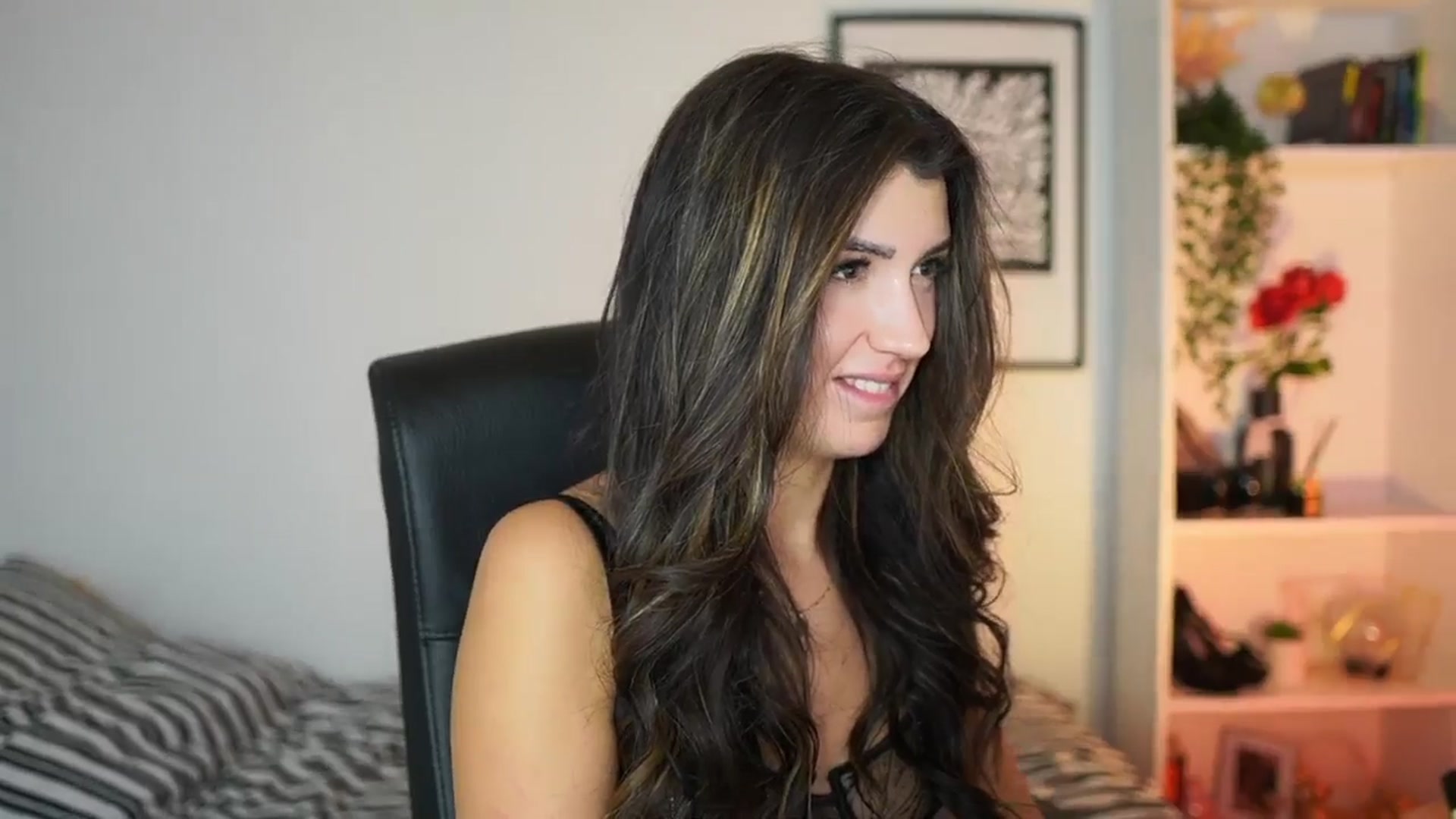 Gallery image thumbnail from Julia_Roca's myfreecams stream on, 11/10/2024, 16:43 image 14 of 20