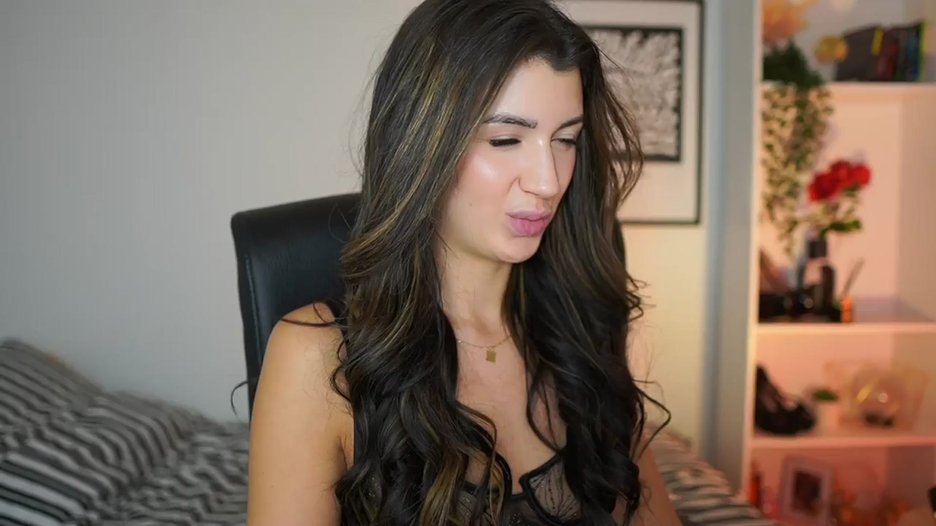 Gallery image thumbnail from Julia_Roca's myfreecams stream on, 11/10/2024, 17:24 image 1 of 20