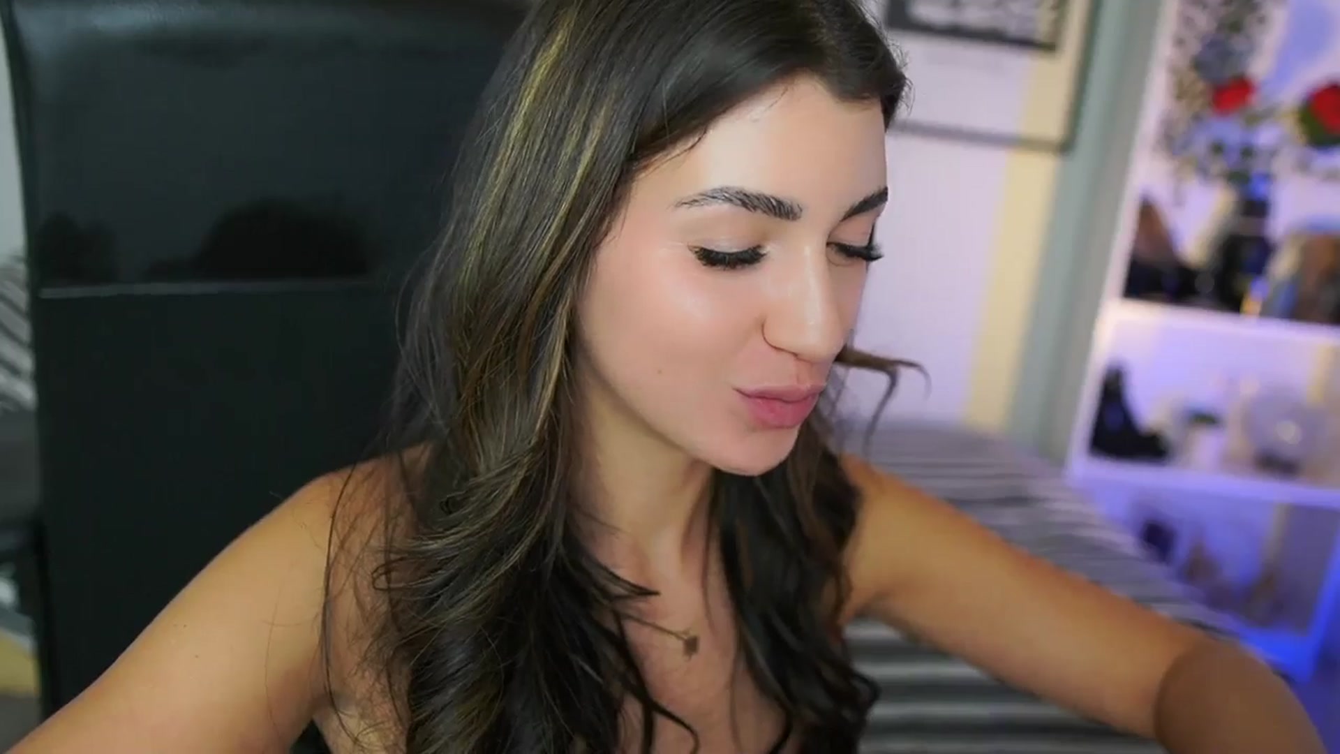 Gallery image thumbnail from Julia_Roca's myfreecams stream on, 11/15/2024, 19:12 image 18 of 20