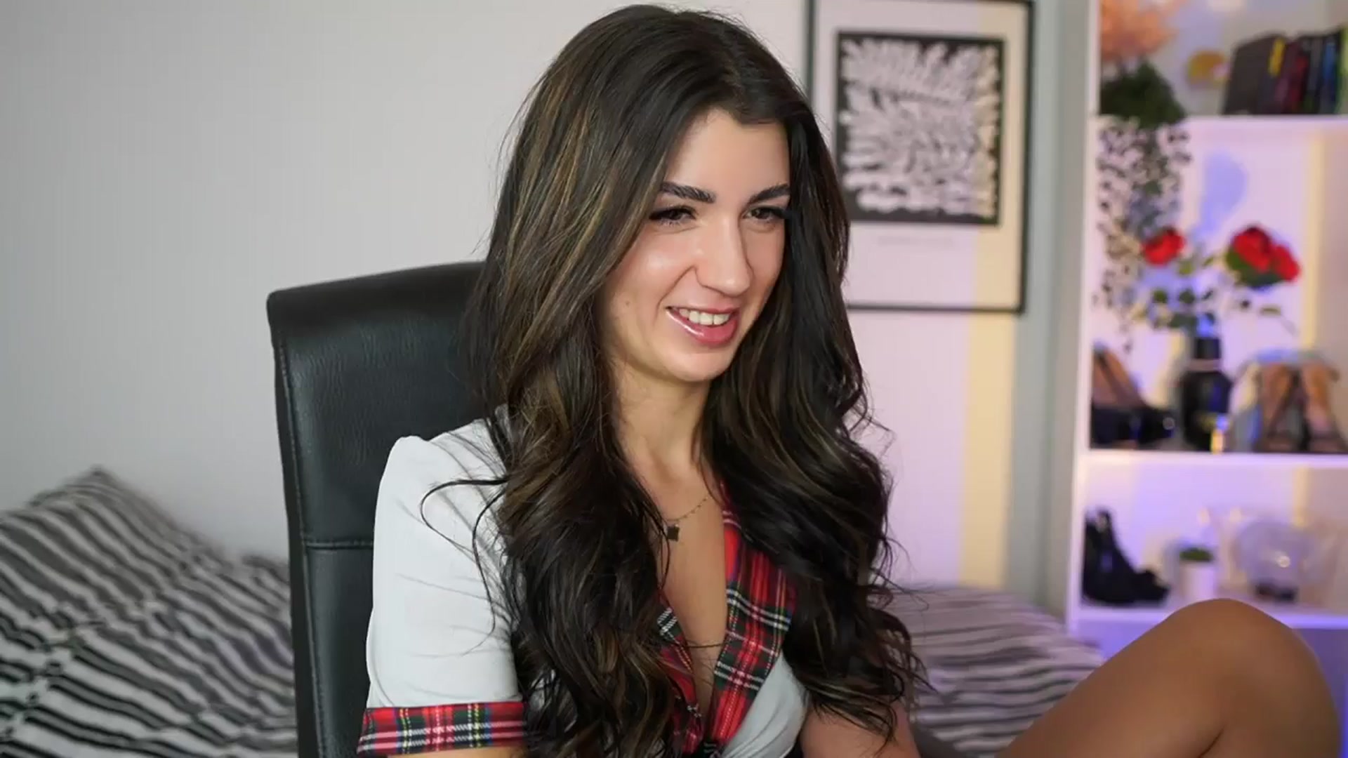 Gallery image thumbnail from Julia_Roca's myfreecams stream on, 11/15/2024, 19:12 image 1 of 20