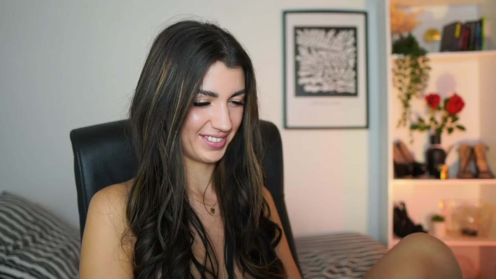 Gallery image thumbnail from Julia_Roca's myfreecams stream on, 11/16/2024, 18:12 image 7 of 20