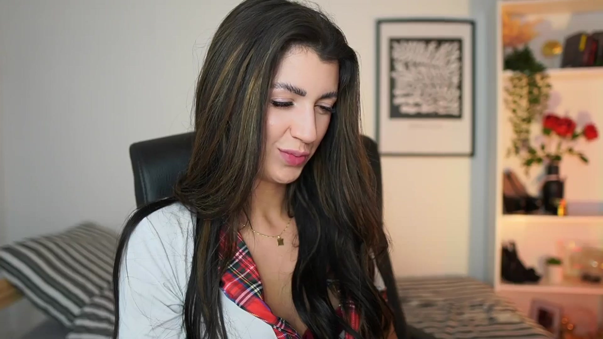 Gallery image thumbnail from Julia_Roca's myfreecams stream on, 11/27/2024, 16:44 image 10 of 20