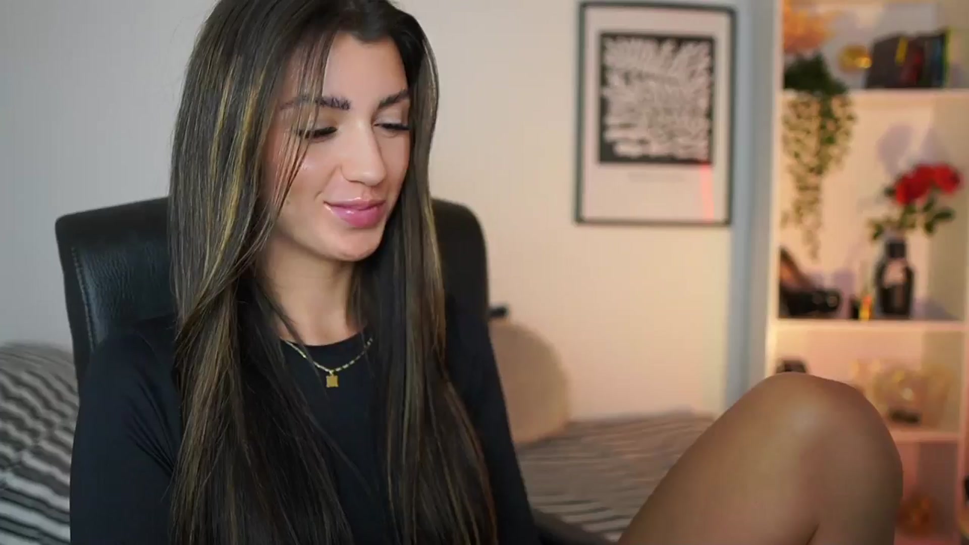 Gallery image thumbnail from Julia_Roca's myfreecams stream on, 12/05/2024, 15:17 image 1 of 20