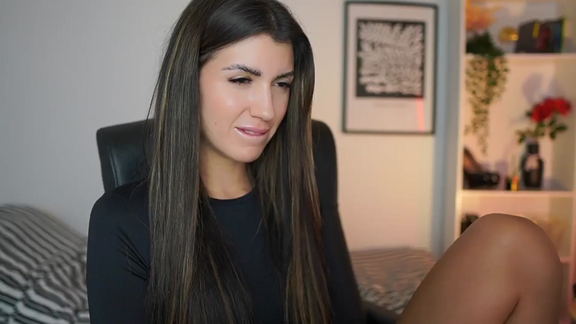 Gallery image thumbnail from Julia_Roca's myfreecams stream on, 12/05/2024, 17:18 image 8 of 20