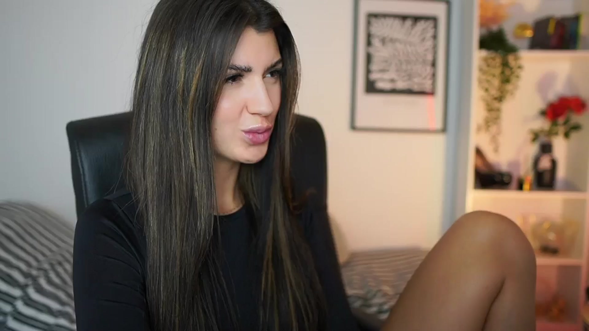 Gallery image thumbnail from Julia_Roca's myfreecams stream on, 12/05/2024, 17:18 image 2 of 20