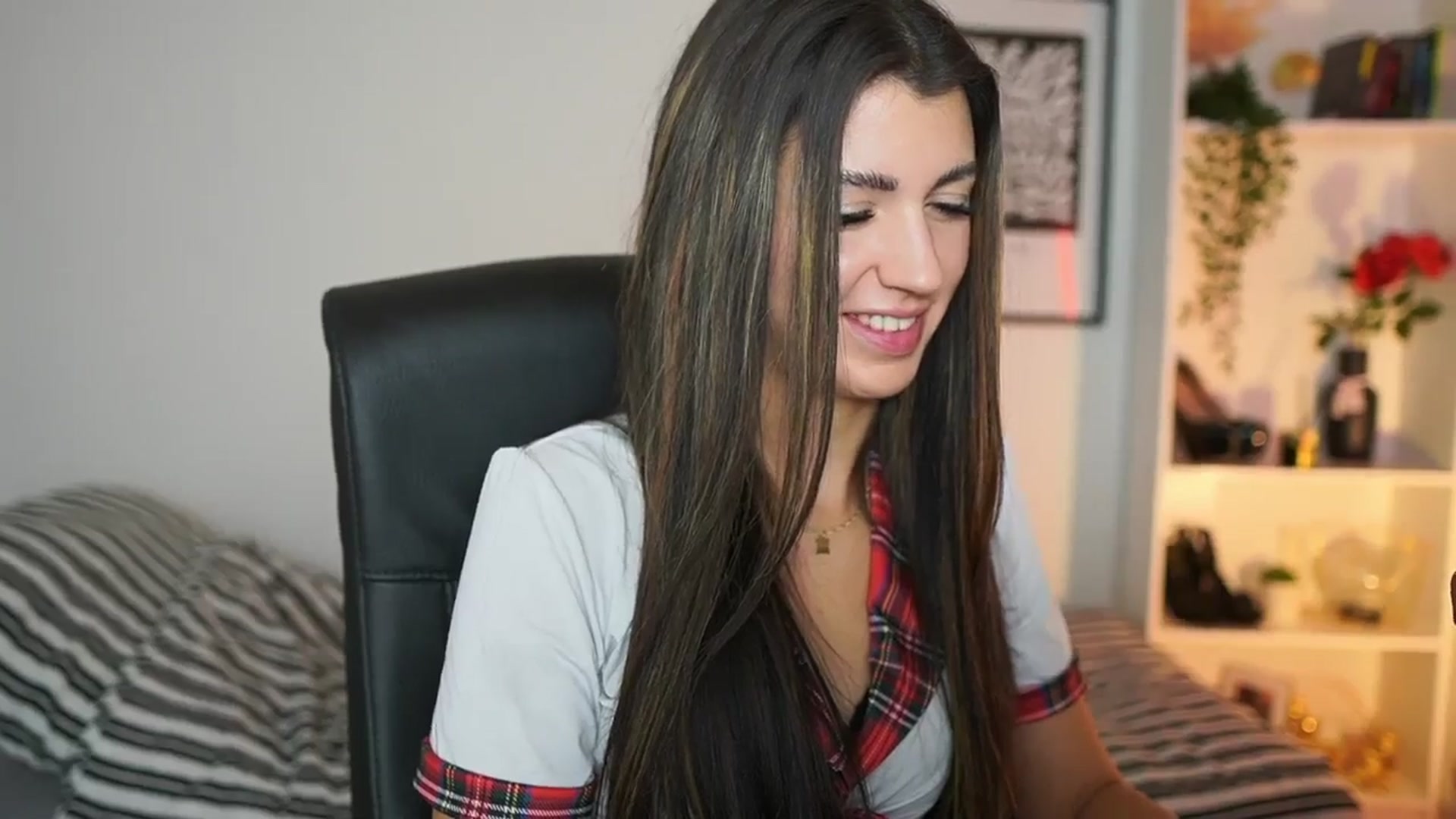 Gallery image thumbnail from Julia_Roca's myfreecams stream on, 12/06/2024, 17:16 image 3 of 20