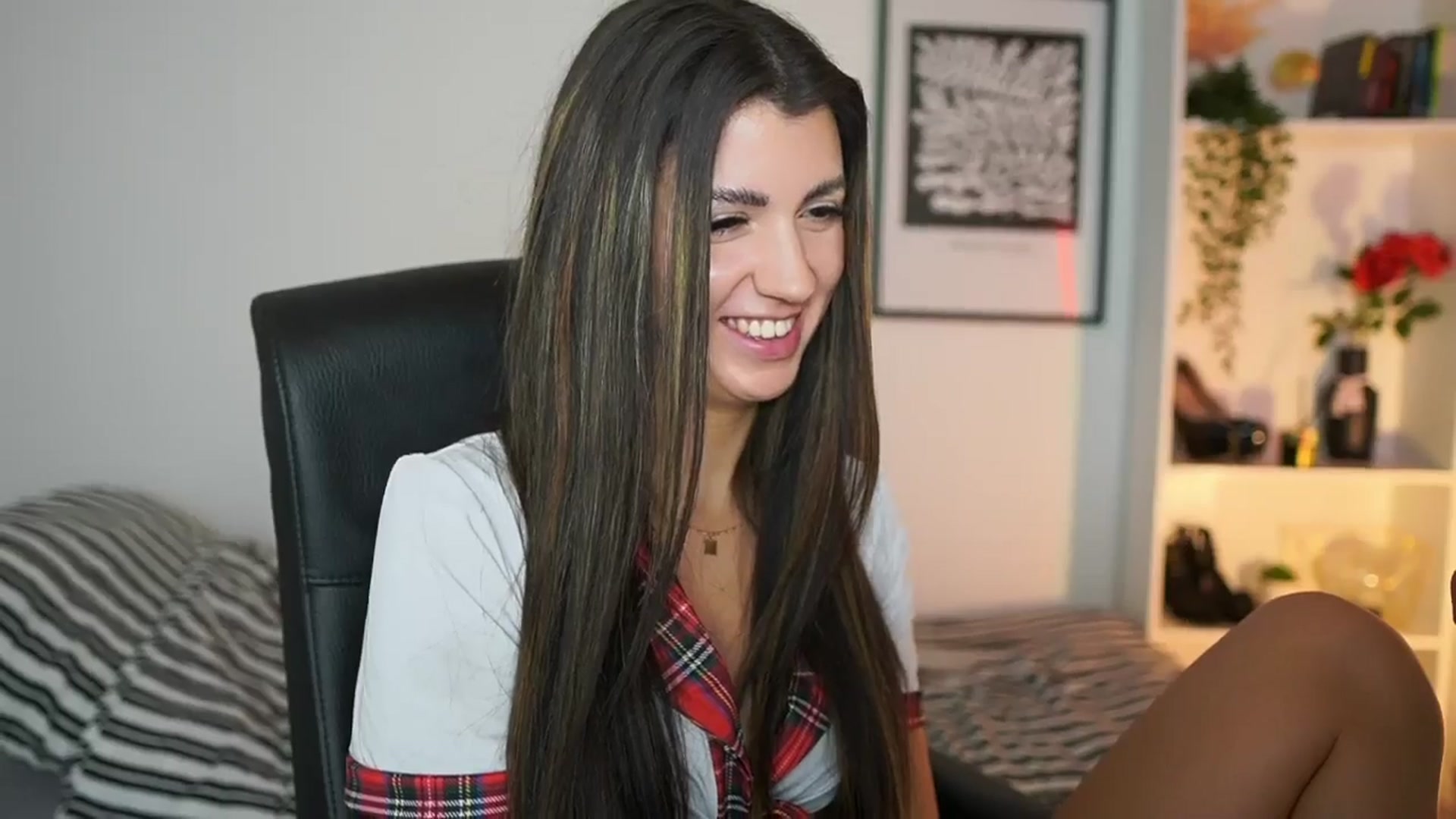 Gallery image thumbnail from Julia_Roca's myfreecams stream on, 12/06/2024, 17:16 image 5 of 20