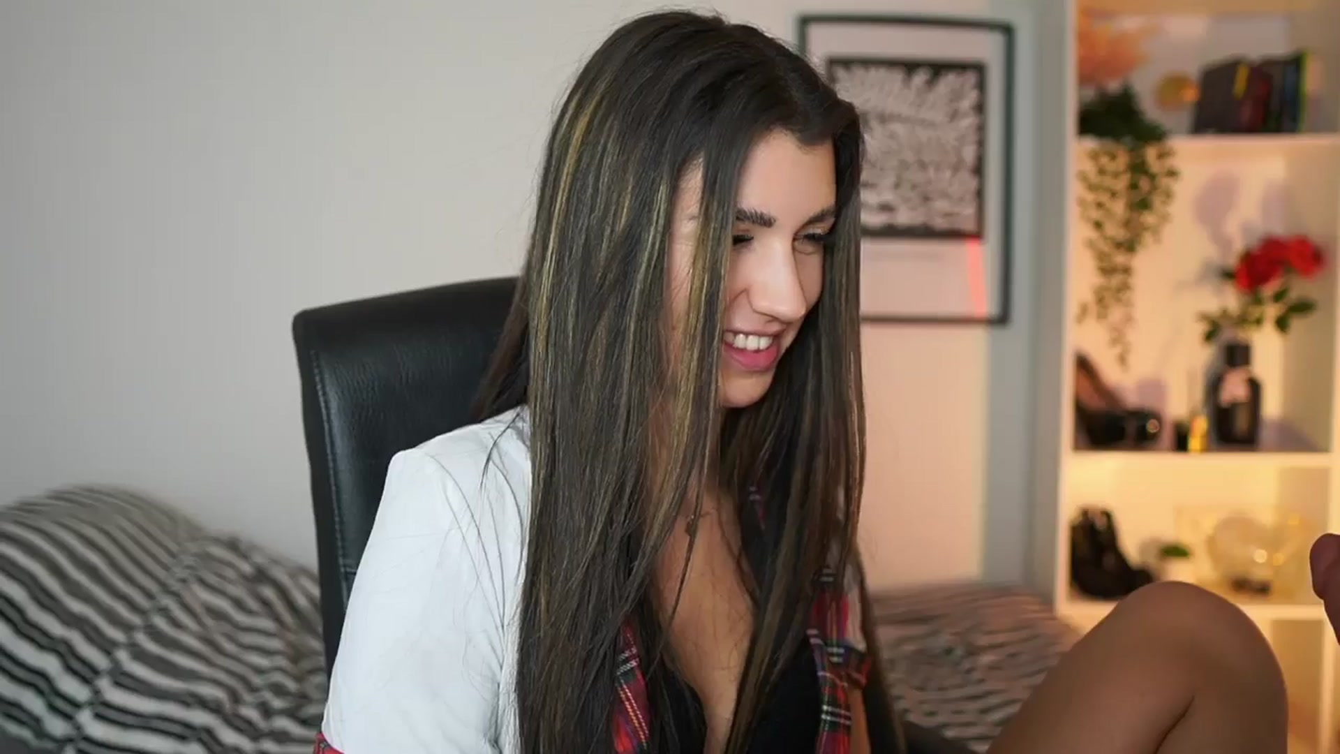 Gallery image thumbnail from Julia_Roca's myfreecams stream on, 12/06/2024, 17:16 image 12 of 20