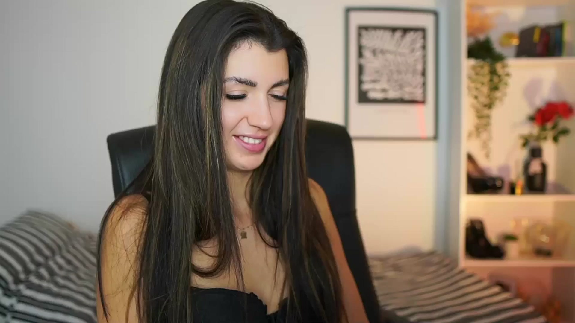 Gallery image thumbnail from Julia_Roca's myfreecams stream on, 12/08/2024, 19:11 image 1 of 20