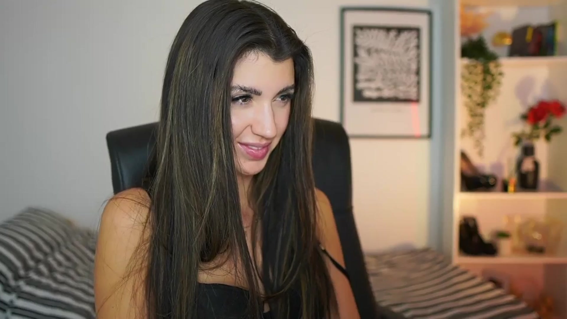 Gallery image thumbnail from Julia_Roca's myfreecams stream on, 12/08/2024, 19:11 image 7 of 20