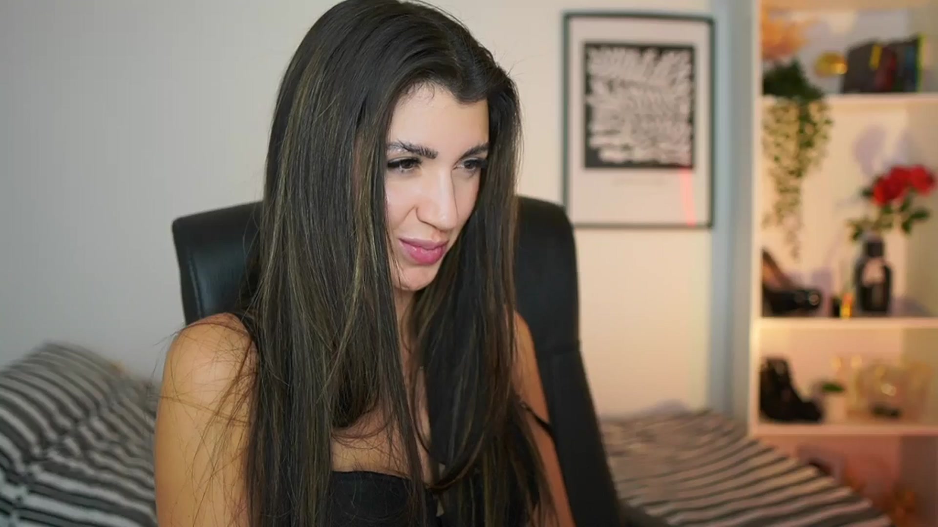 Gallery image thumbnail from Julia_Roca's myfreecams stream on, 12/08/2024, 19:11 image 6 of 20