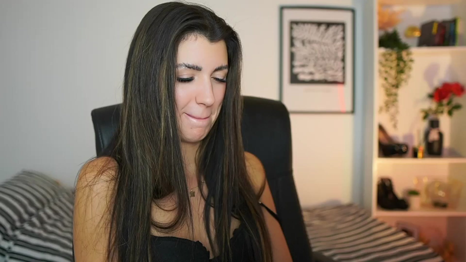 Gallery image thumbnail from Julia_Roca's myfreecams stream on, 12/08/2024, 19:11 image 3 of 20