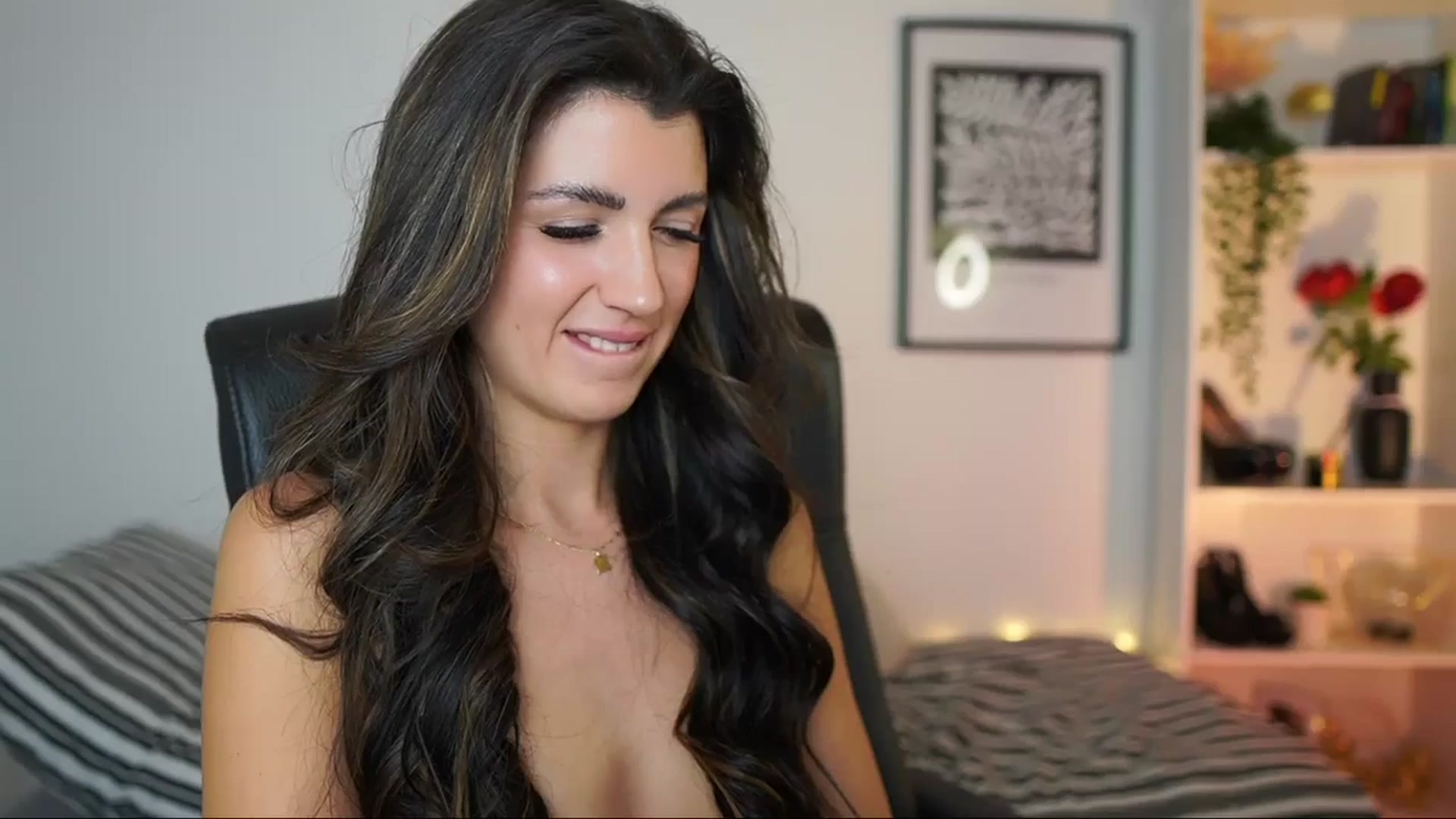 Gallery image thumbnail from Julia_Roca's myfreecams stream on, 12/13/2024, 18:30 image 12 of 20