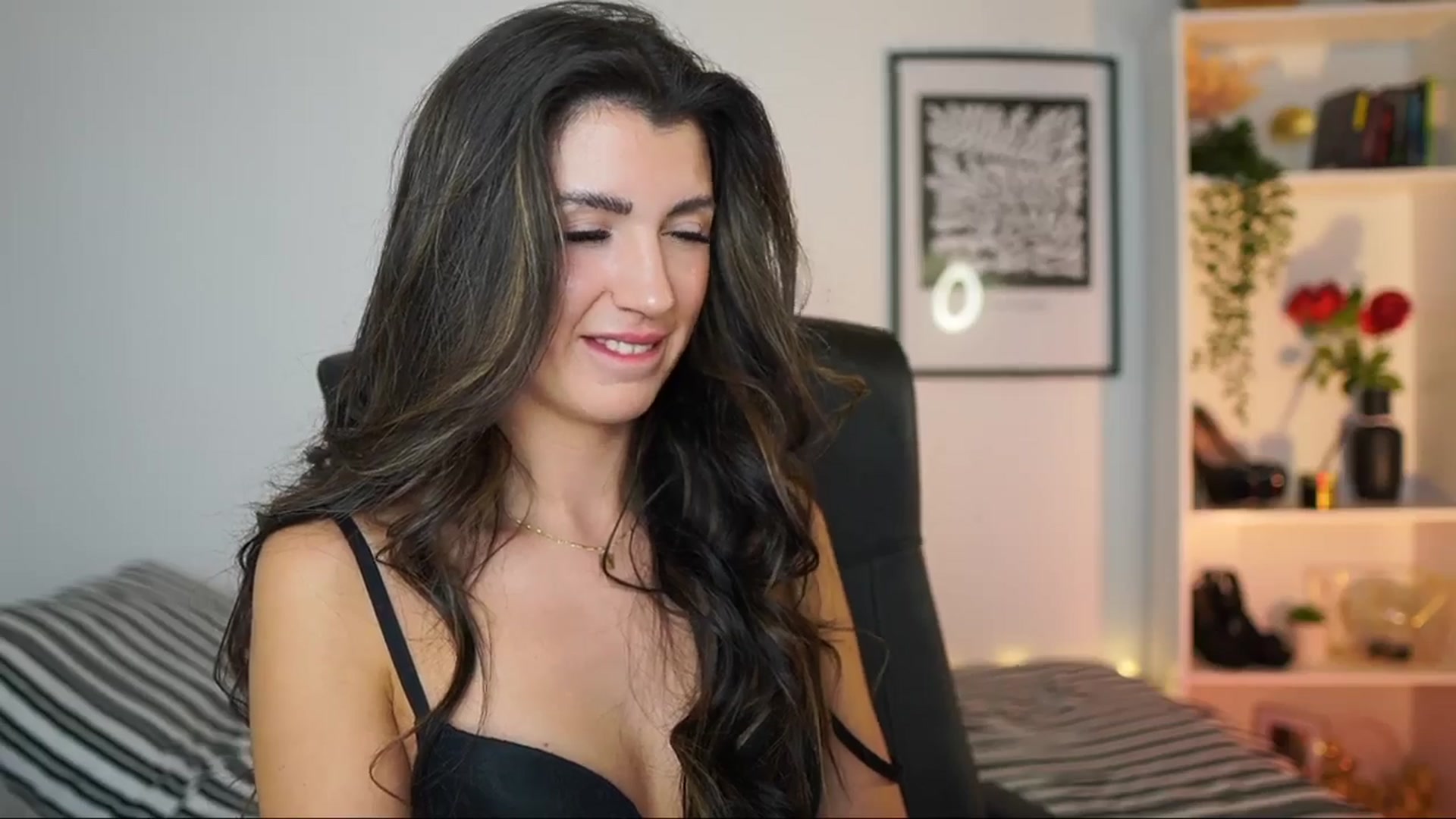 Gallery image thumbnail from Julia_Roca's myfreecams stream on, 12/13/2024, 18:30 image 3 of 20