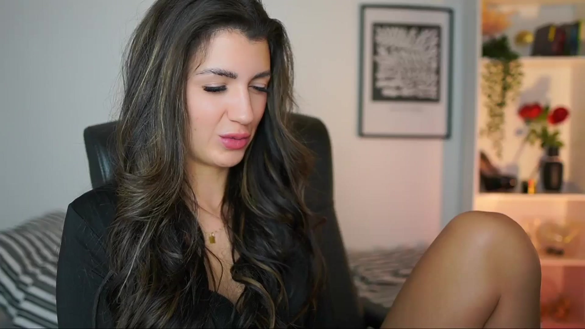 Gallery image thumbnail from Julia_Roca's myfreecams stream on, 12/14/2024, 10:35 image 6 of 20