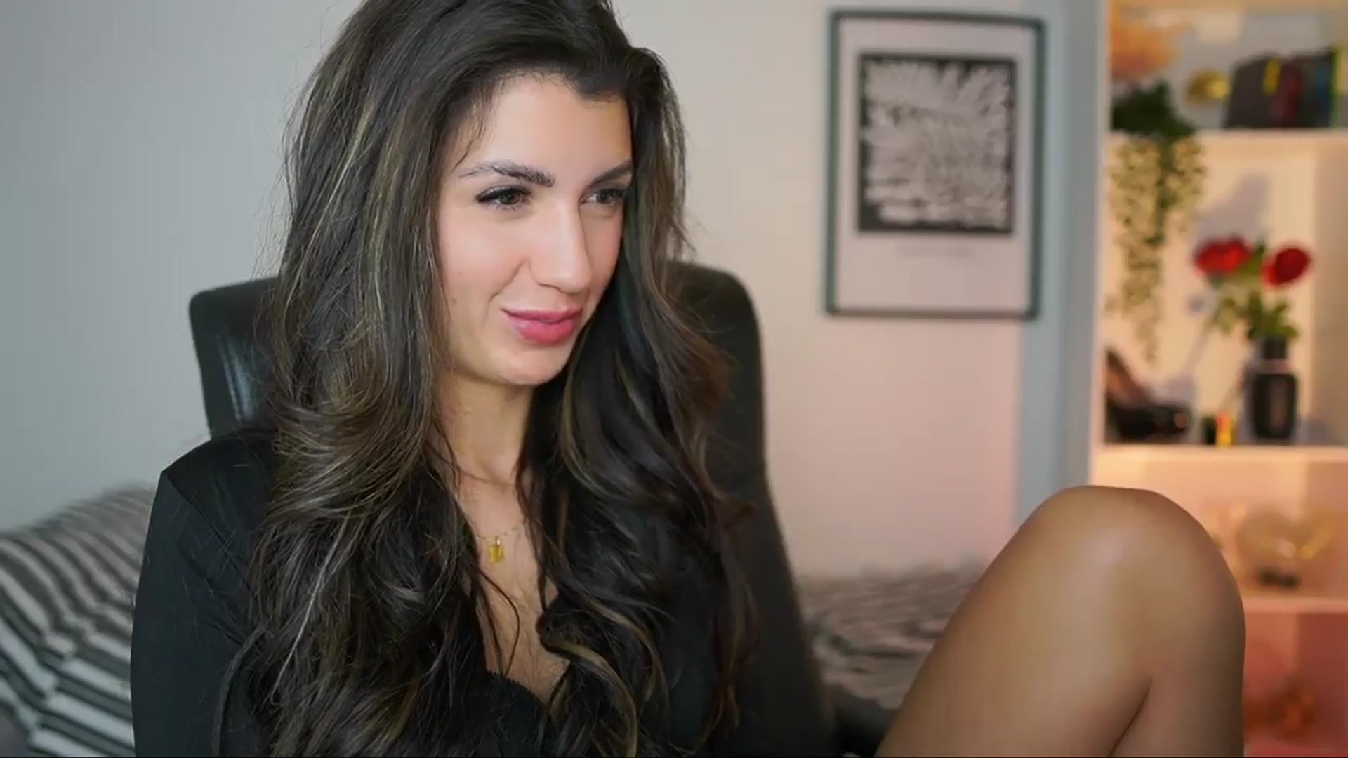 Gallery image thumbnail from Julia_Roca's myfreecams stream on, 12/14/2024, 10:35 image 7 of 20