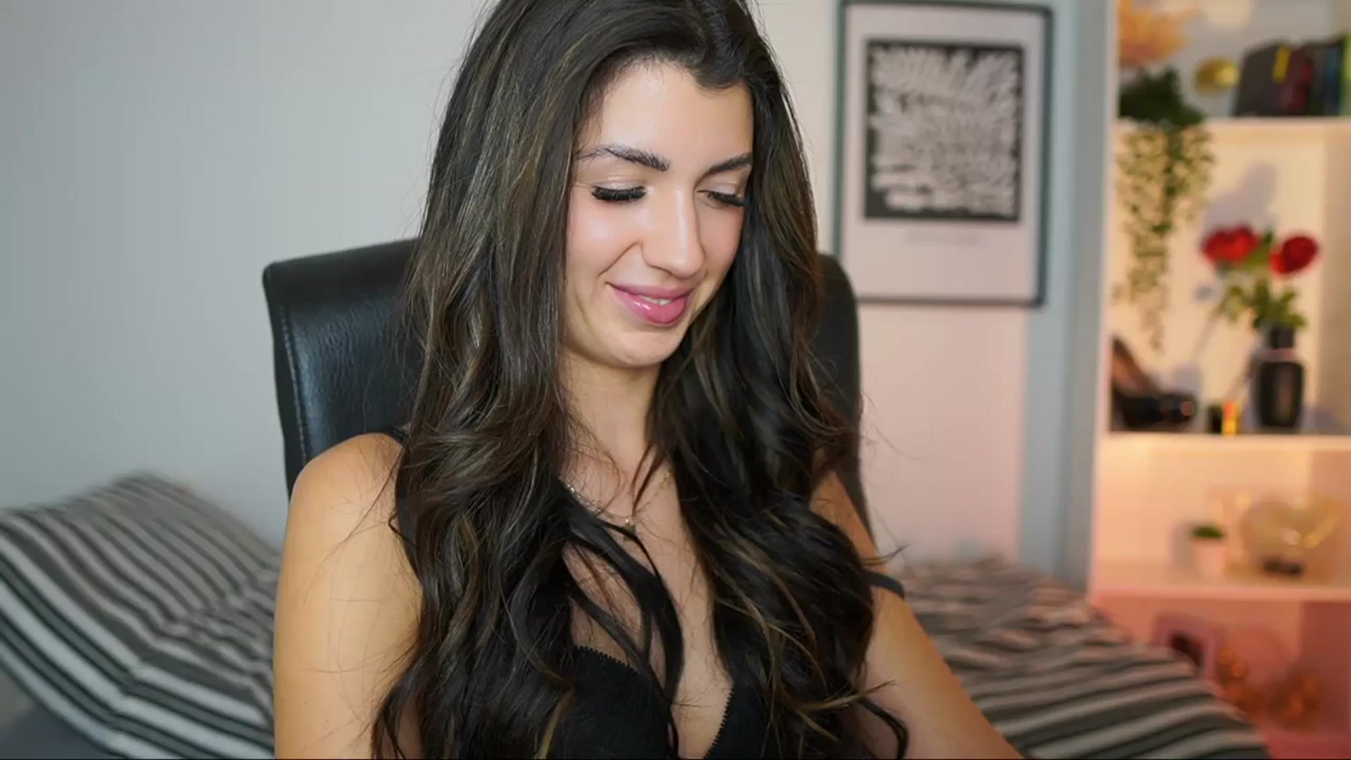 Gallery image thumbnail from Julia_Roca's myfreecams stream on, 12/14/2024, 17:09 image 1 of 20