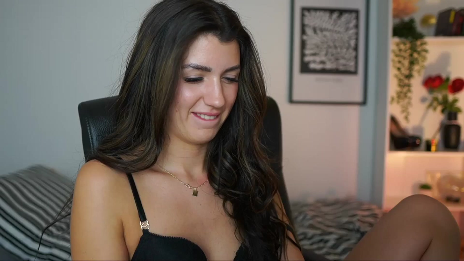 Gallery image thumbnail from Julia_Roca's myfreecams stream on, 12/14/2024, 18:46 image 18 of 20