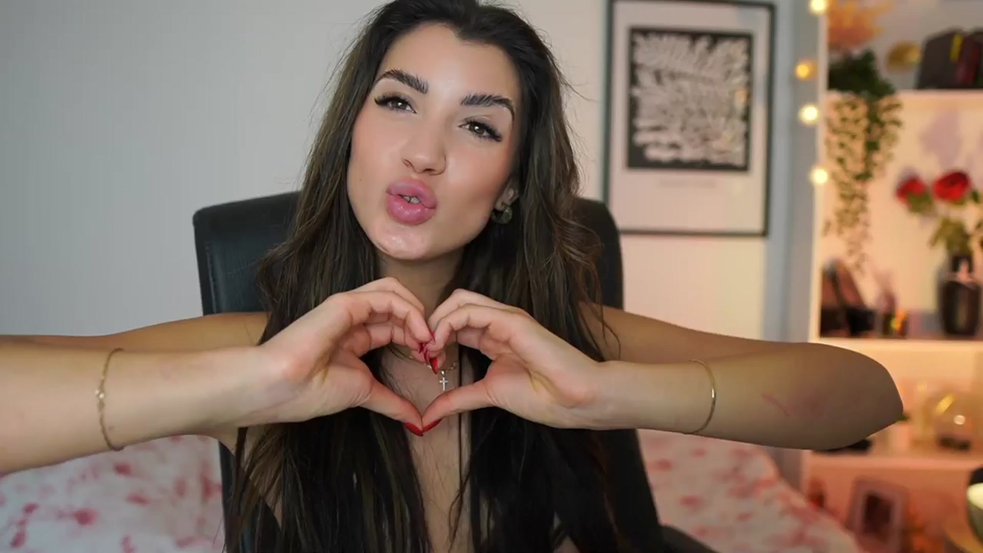 Gallery image thumbnail from Julia_Roca's myfreecams stream on, 01/02/2025, 18:57 image 8 of 20