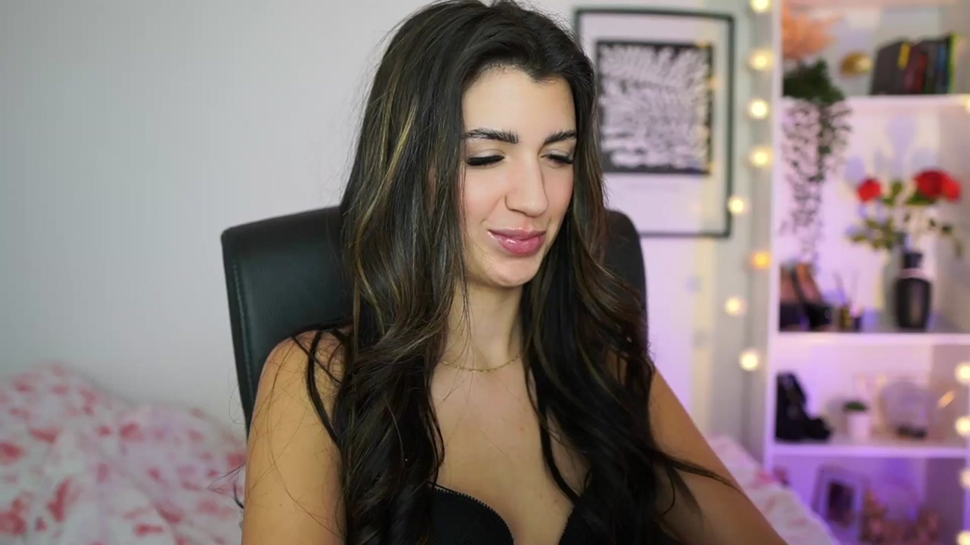 Gallery image thumbnail from Julia_Roca's myfreecams stream on, 01/04/2025, 18:52 image 12 of 20