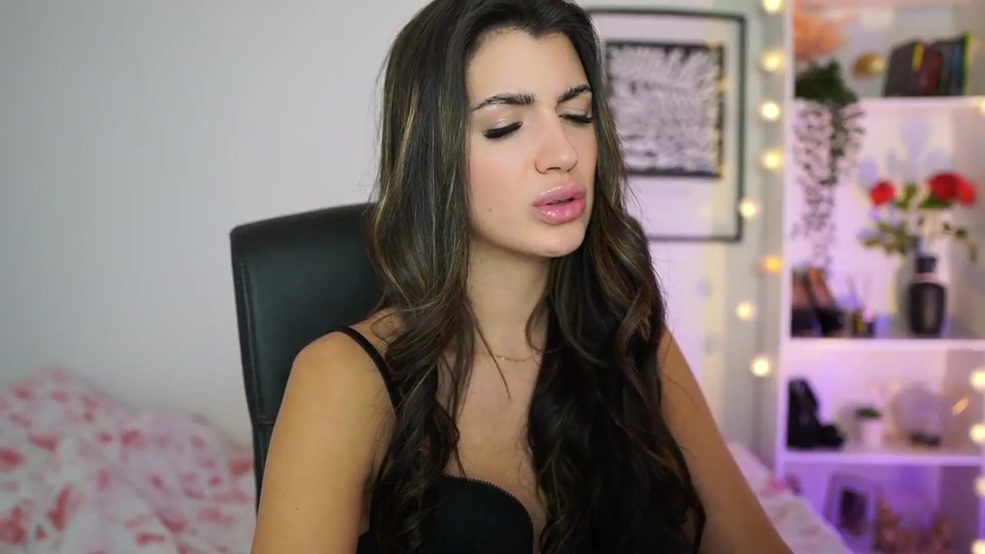 Gallery image thumbnail from Julia_Roca's myfreecams stream on, 01/04/2025, 18:52 image 19 of 20