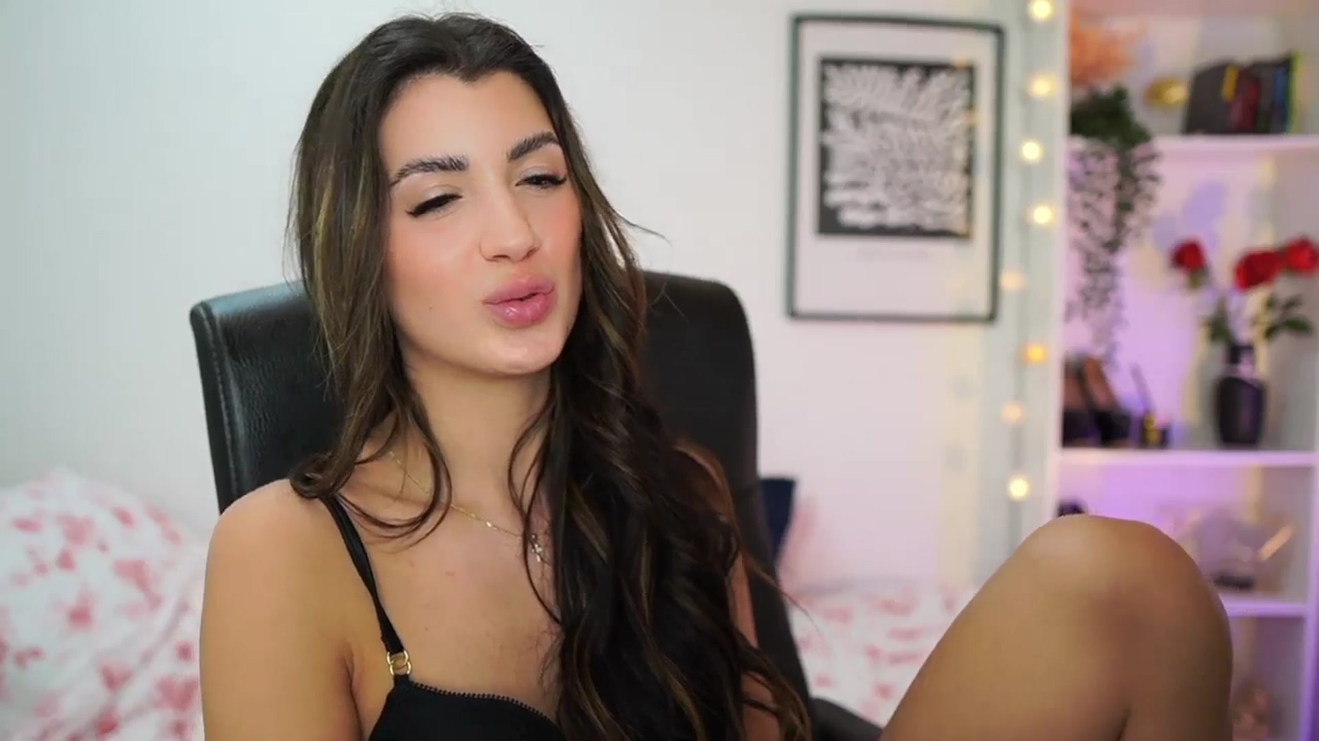 Gallery image thumbnail from Julia_Roca's myfreecams stream on, 01/06/2025, 18:21 image 4 of 20