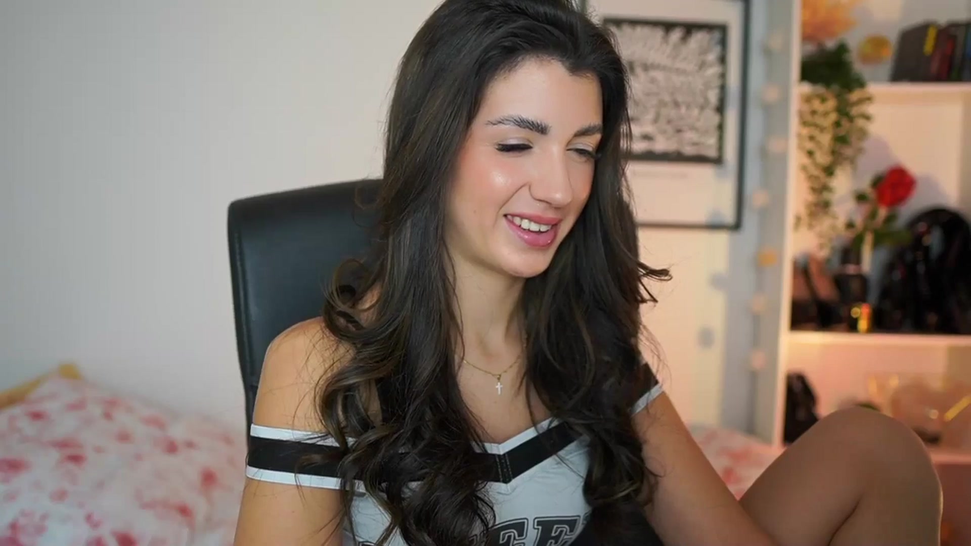 Gallery image thumbnail from Julia_Roca's myfreecams stream on, 01/15/2025, 15:19 image 15 of 20
