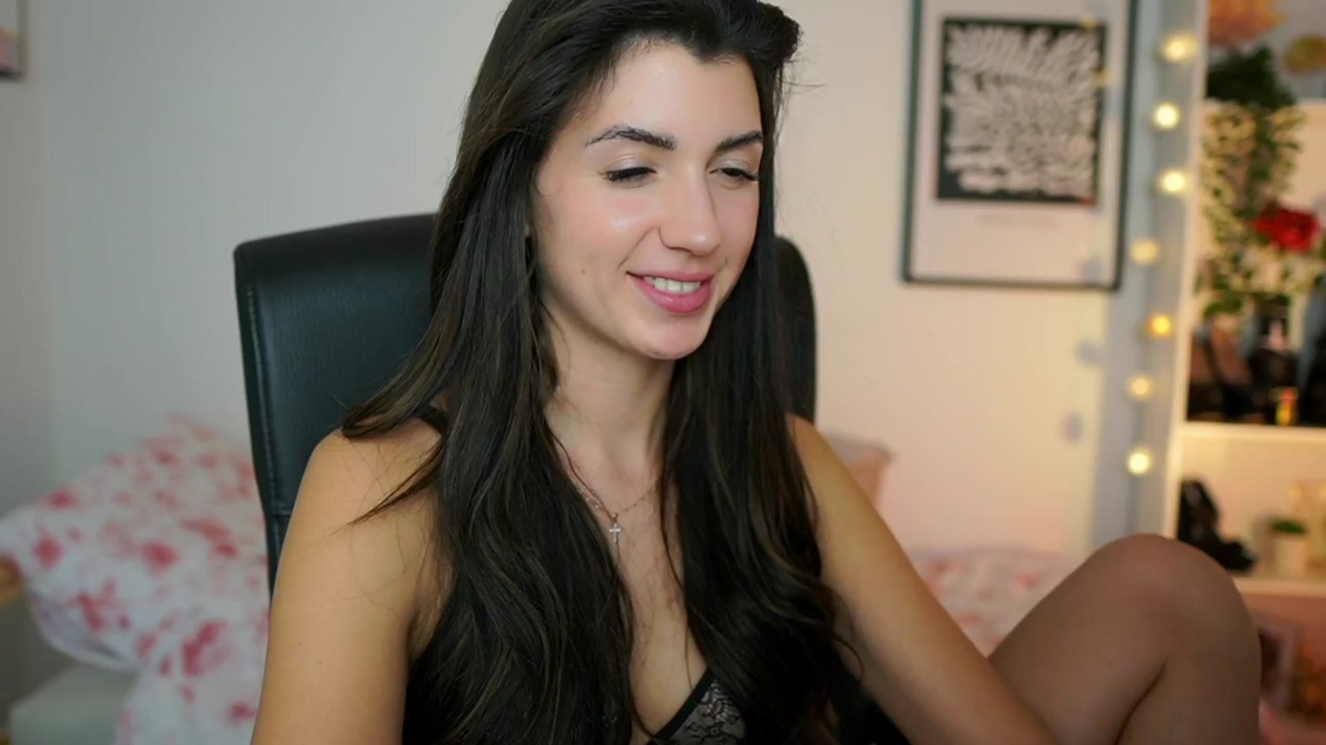 Gallery image thumbnail from Julia_Roca's myfreecams stream on, 01/18/2025, 17:41 image 14 of 20