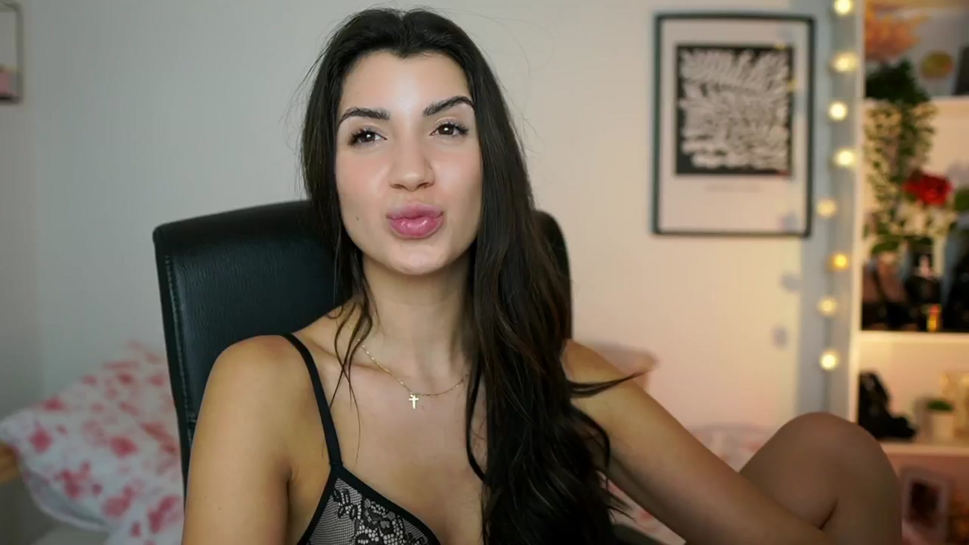 Gallery image thumbnail from Julia_Roca's myfreecams stream on, 01/18/2025, 19:02 image 17 of 20