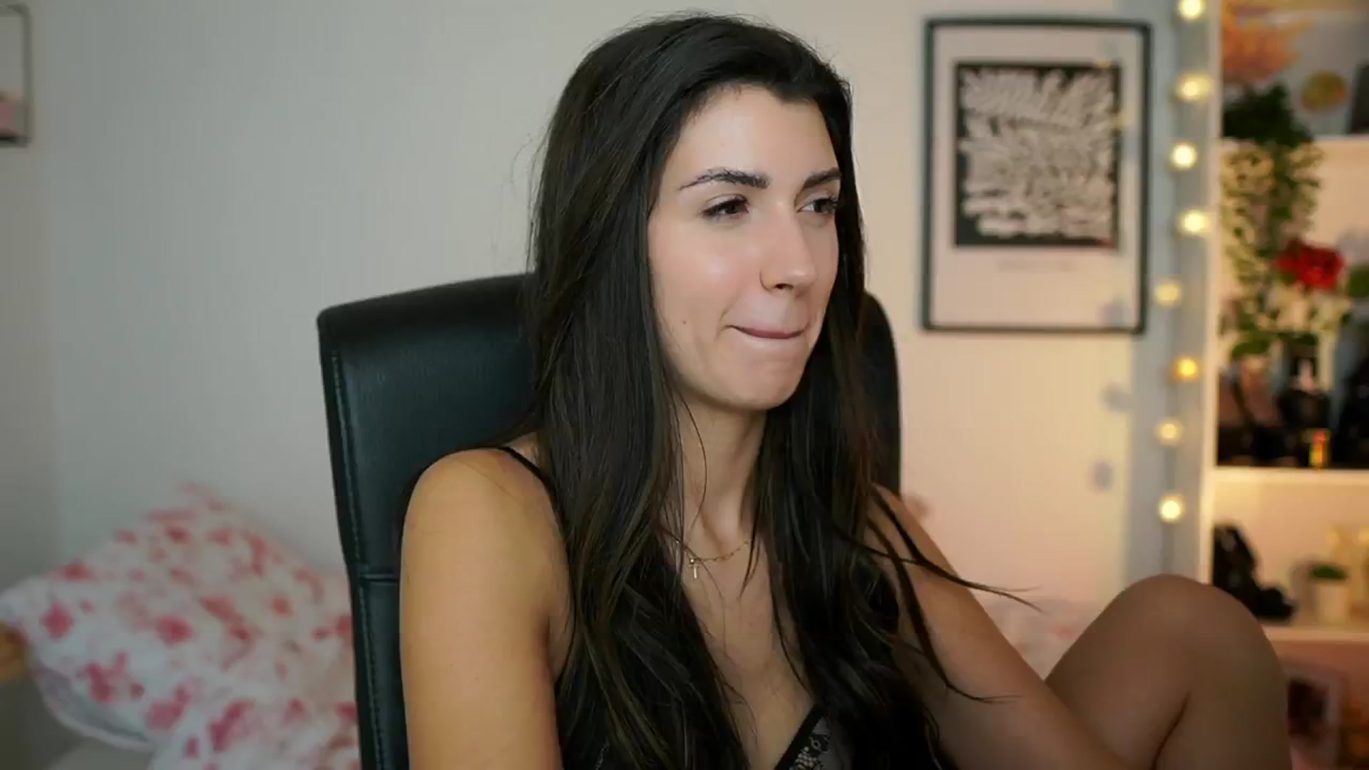 Gallery image thumbnail from Julia_Roca's myfreecams stream on, 01/18/2025, 19:02 image 12 of 20