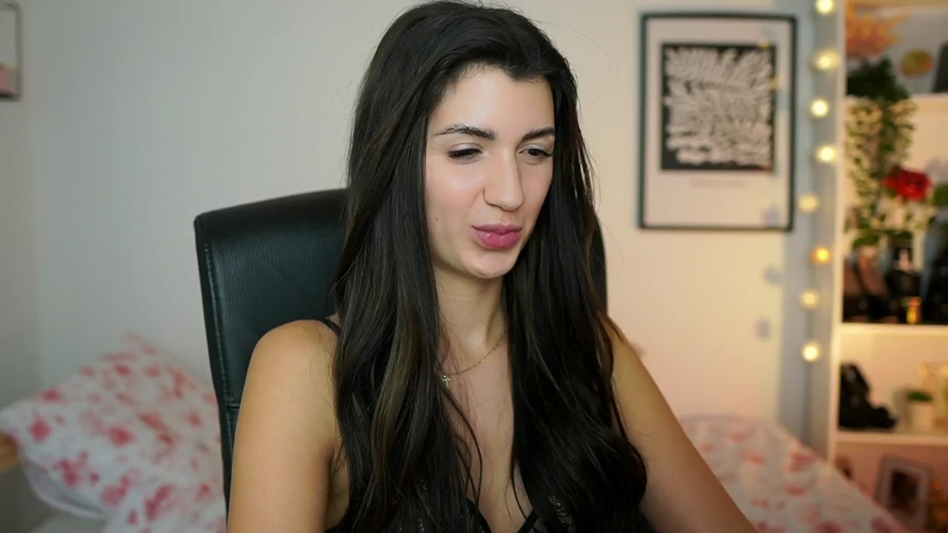Gallery image thumbnail from Julia_Roca's myfreecams stream on, 01/18/2025, 19:02 image 18 of 20