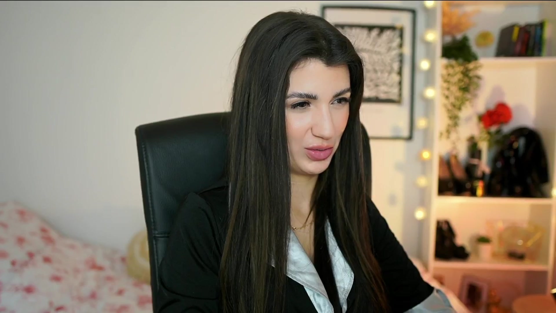 Gallery image thumbnail from Julia_Roca's myfreecams stream on, 01/20/2025, 10:51 image 15 of 20