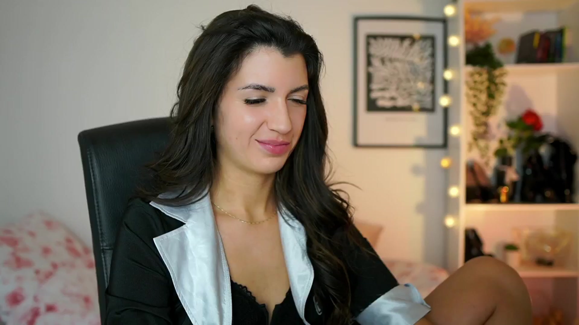 Gallery image thumbnail from Julia_Roca's myfreecams stream on, 02/05/2025, 19:01 image 16 of 20