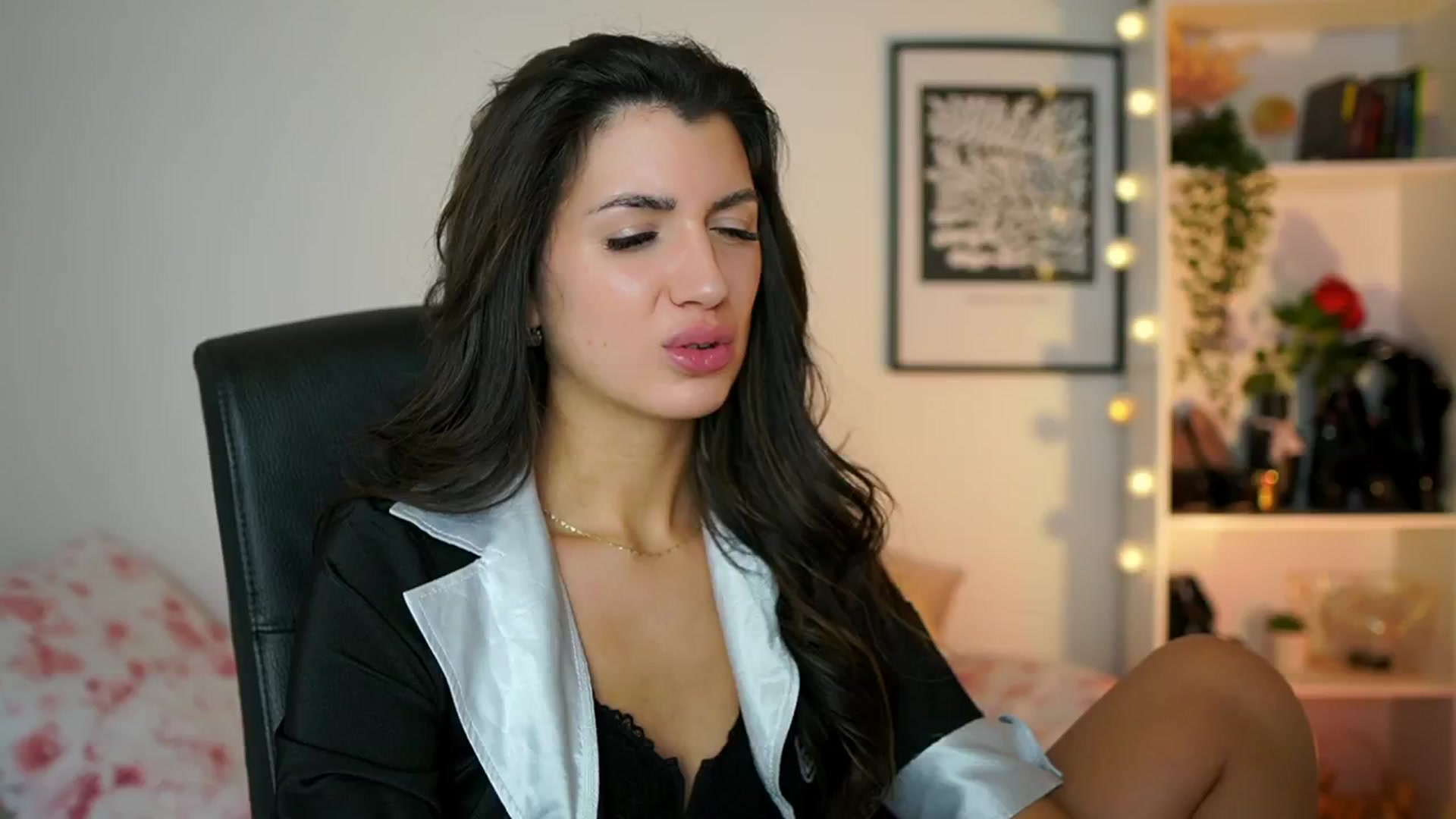 Gallery image thumbnail from Julia_Roca's myfreecams stream on, 02/05/2025, 19:01 image 14 of 20