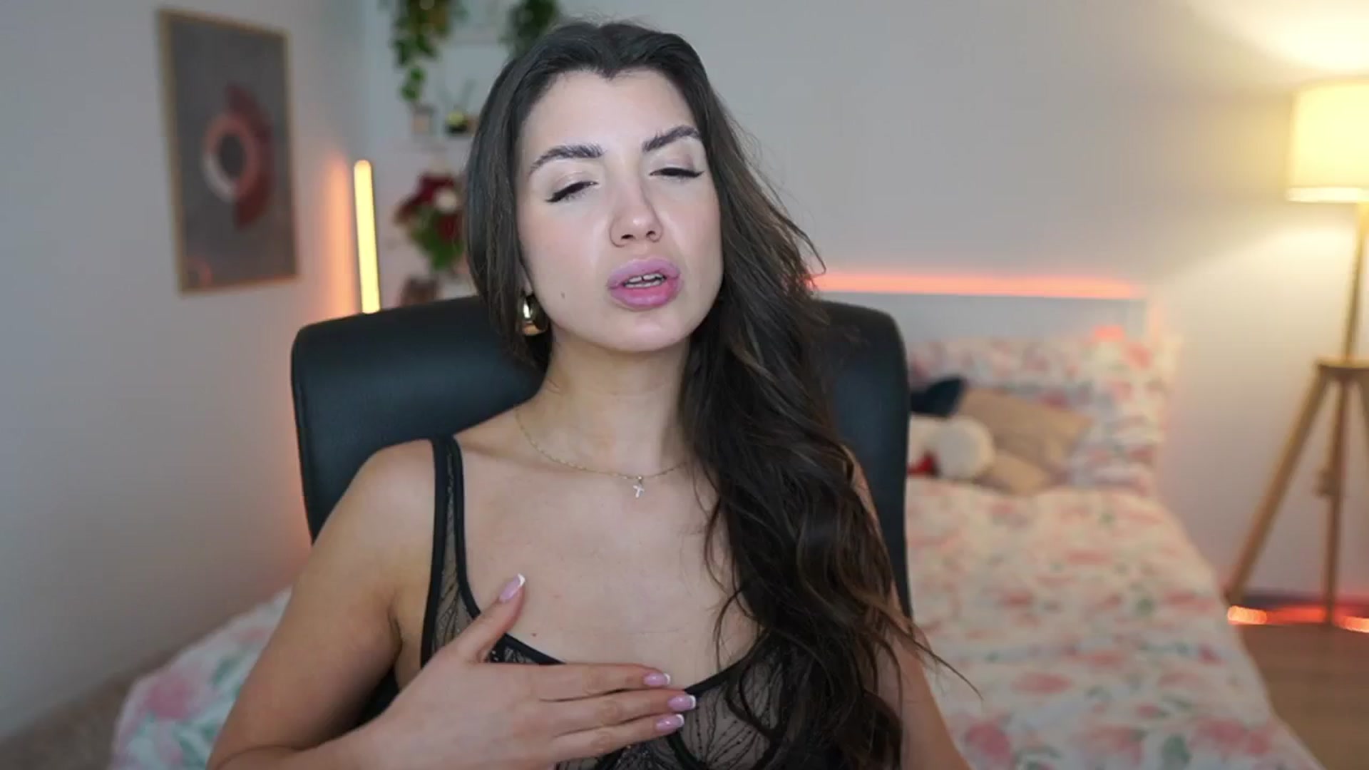 Gallery image thumbnail from Julia_Roca's myfreecams stream on, 03/15/2025, 21:57 image 16 of 20