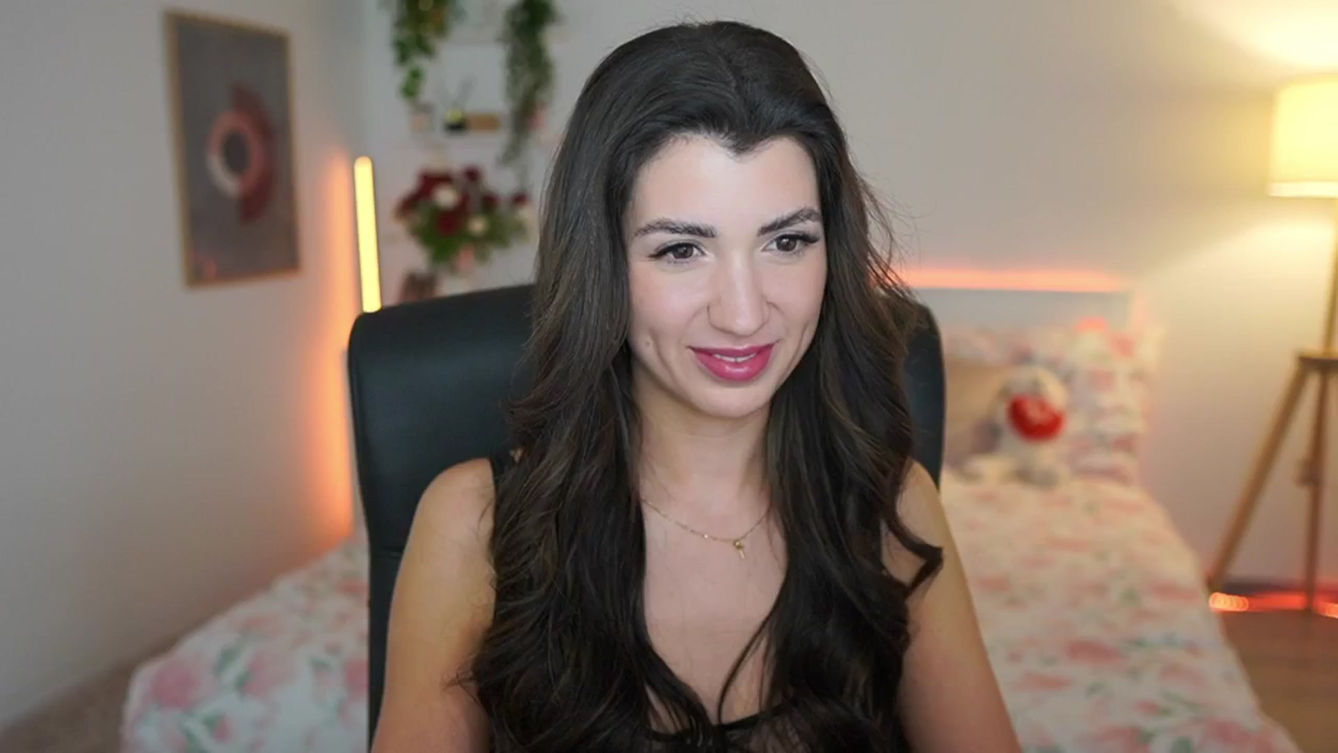 Gallery image thumbnail from Julia_Roca's myfreecams stream on, 03/16/2025, 24:00 image 6 of 20