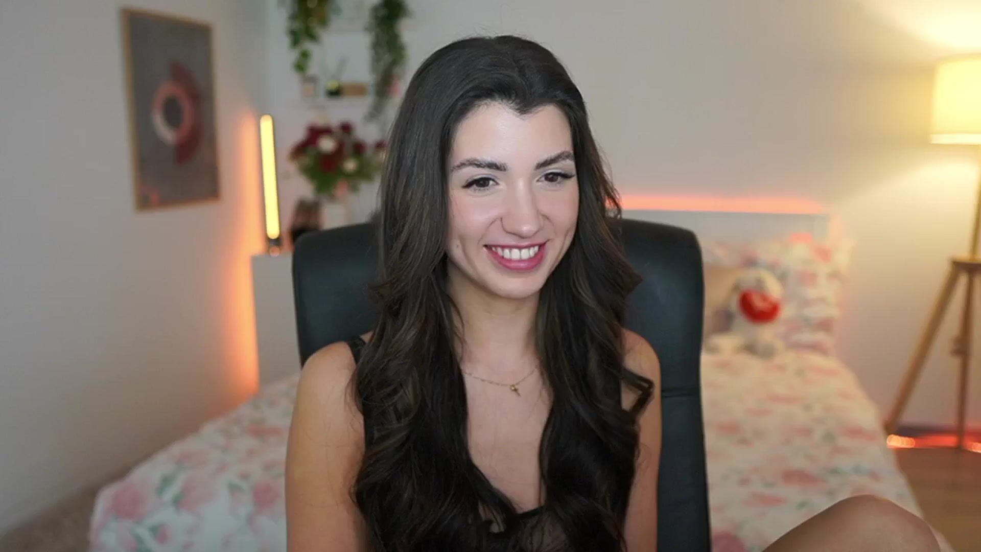 Gallery image thumbnail from Julia_Roca's myfreecams stream on, 03/16/2025, 24:00 image 12 of 20